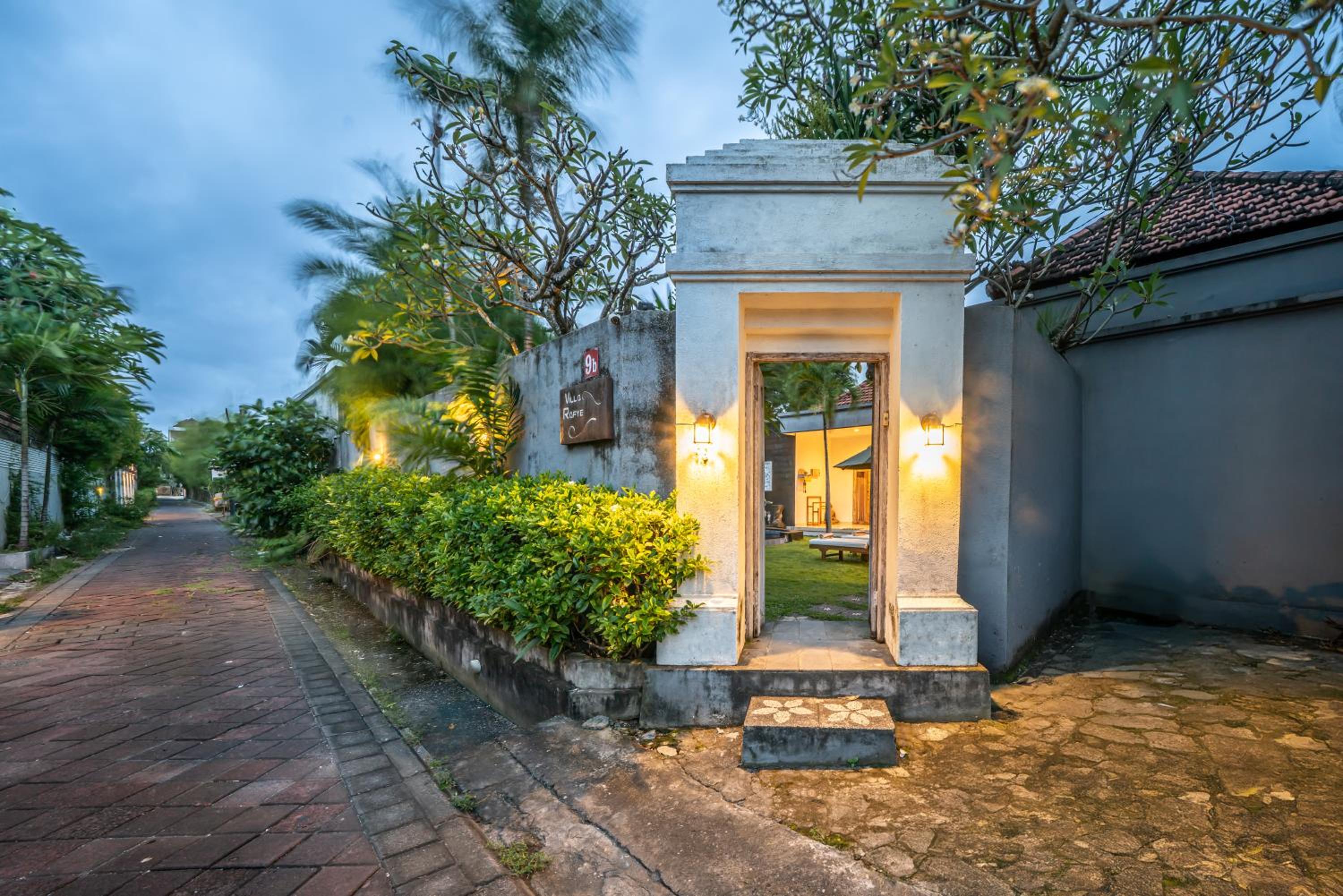 Villa Kangaroo Seminyak, 2BR private pool villa close to double six beach