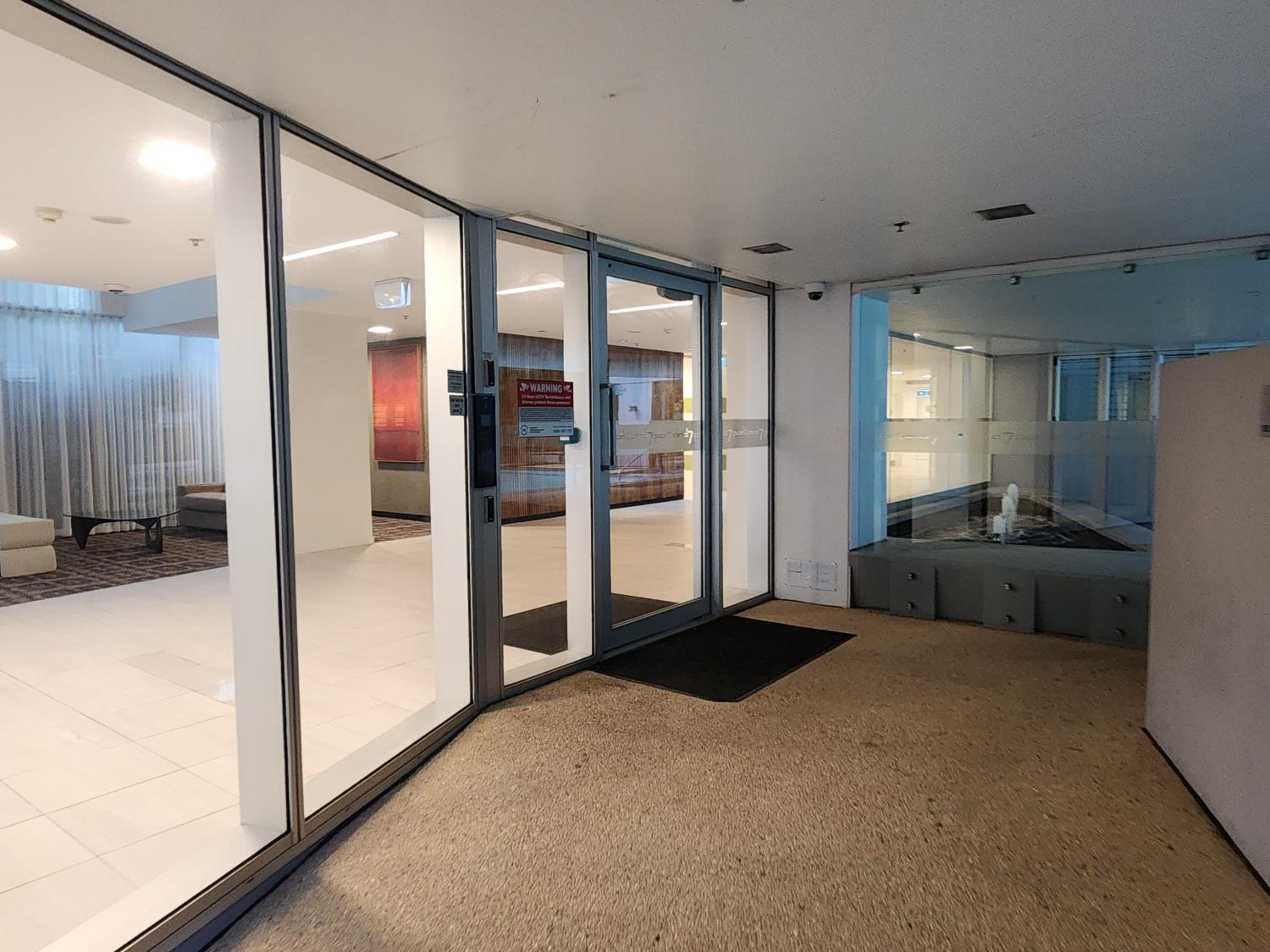 Spacious 1 bedroom mezzanine apartment with large bath views 2 free parking spots