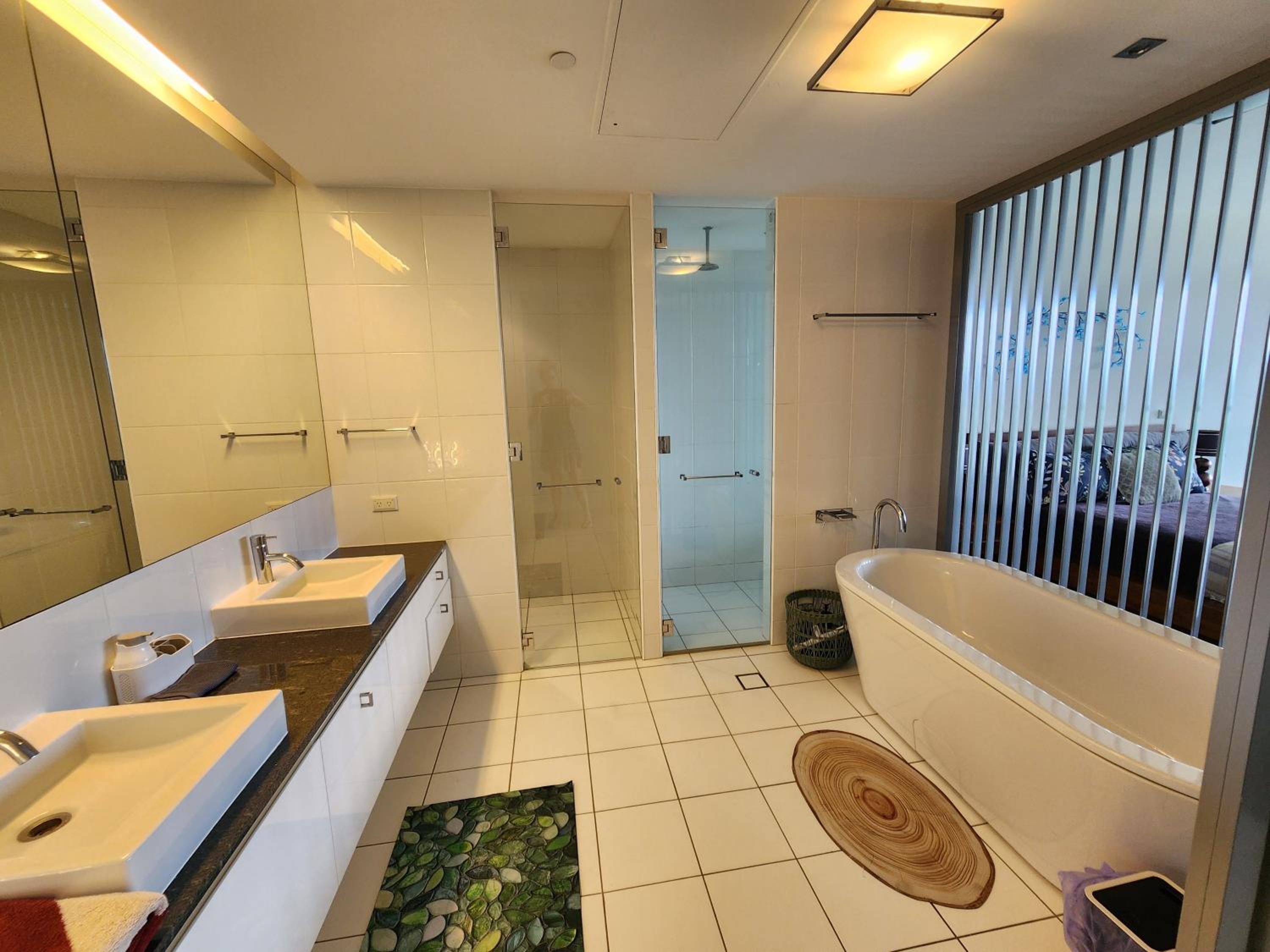 Spacious 1 bedroom mezzanine apartment with large bath views 2 free parking spots