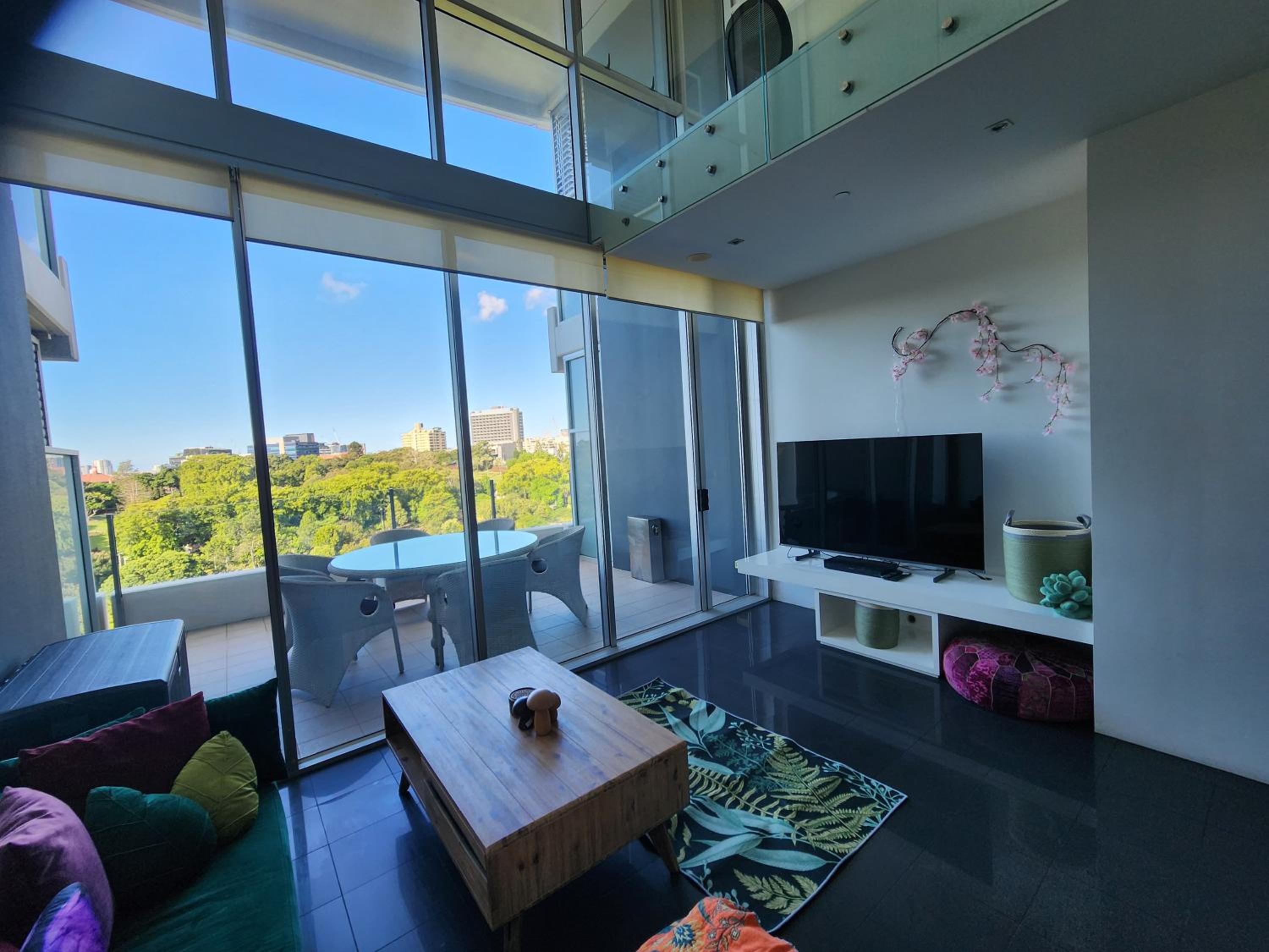 Spacious 1 bedroom mezzanine apartment with large bath views 2 free parking spots