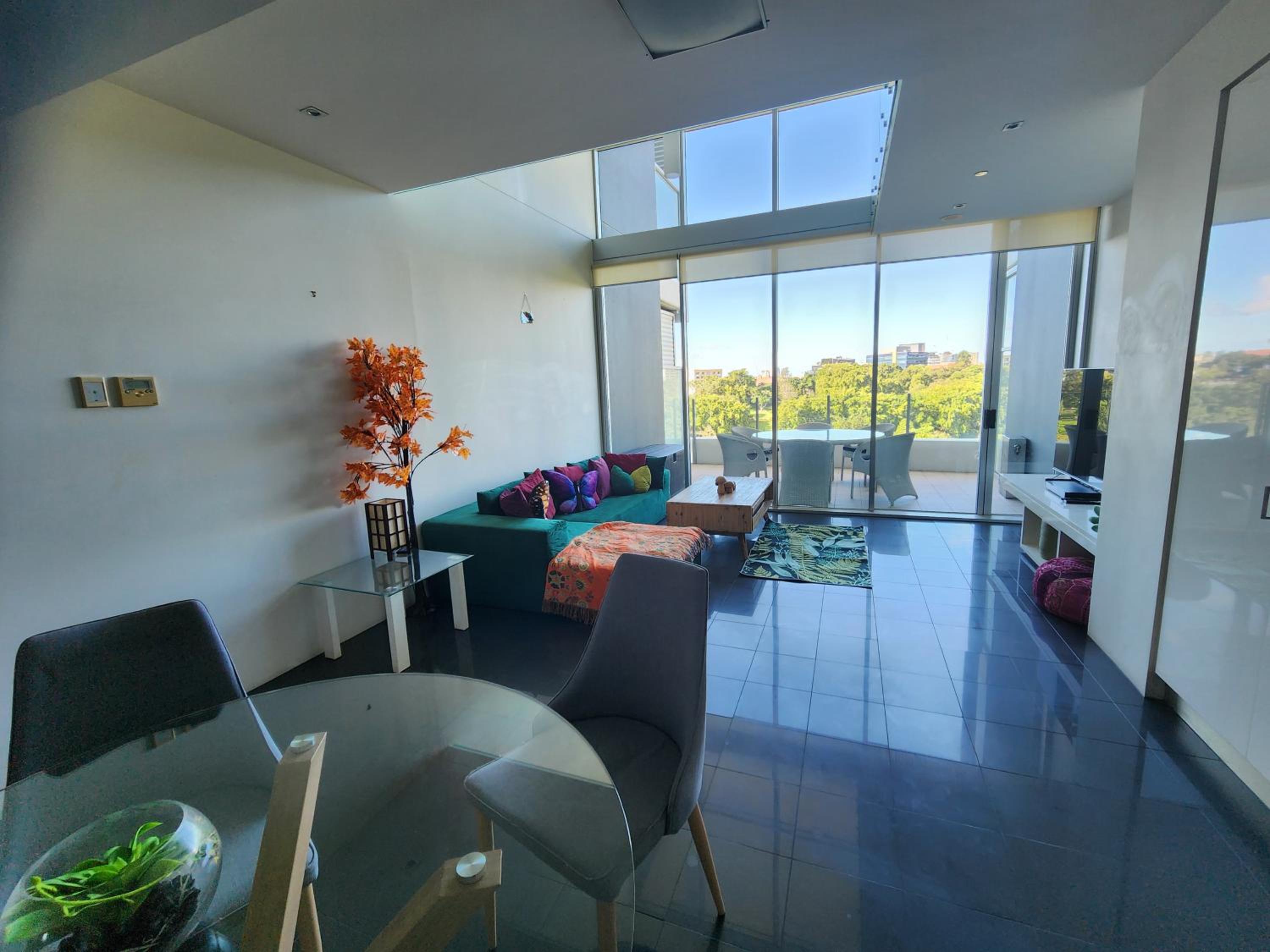 Spacious 1 bedroom mezzanine apartment with large bath views 2 free parking spots