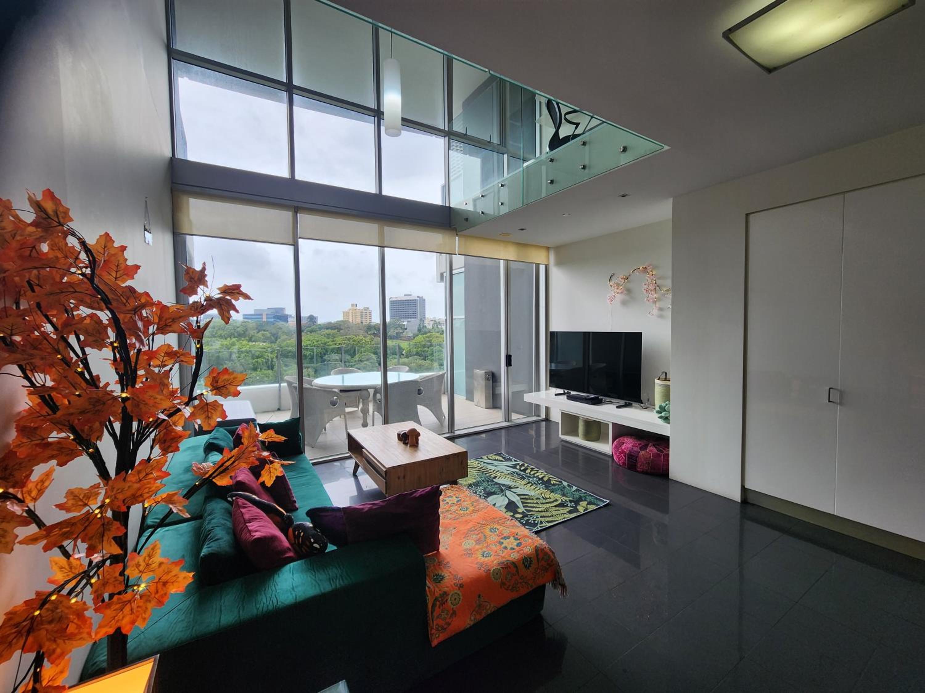 Spacious 1 bedroom mezzanine apartment with large bath views 2 free parking spots