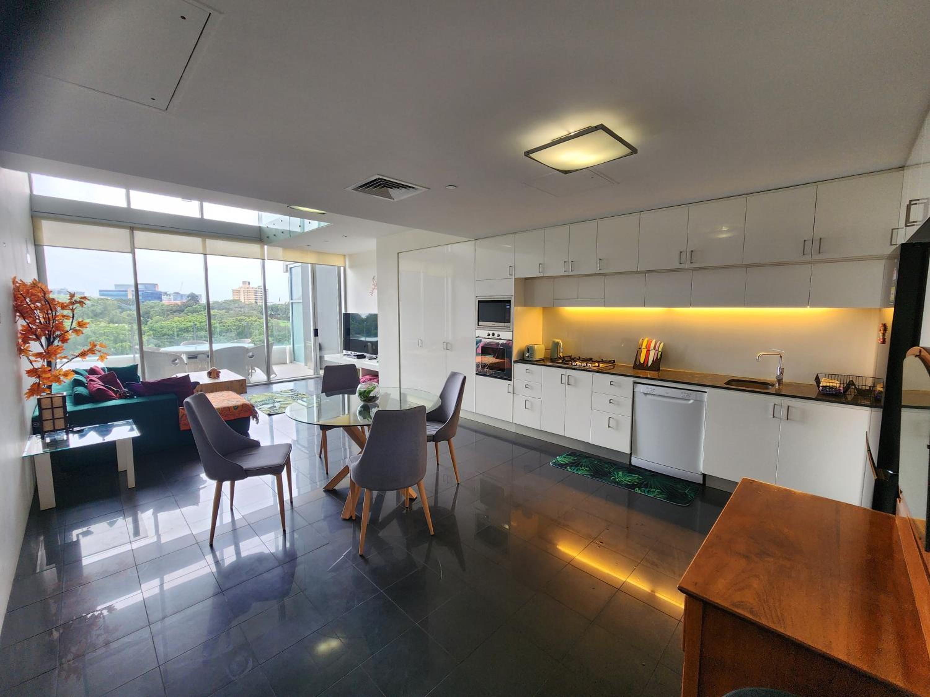 Spacious 1 bedroom mezzanine apartment with large bath views 2 free parking spots