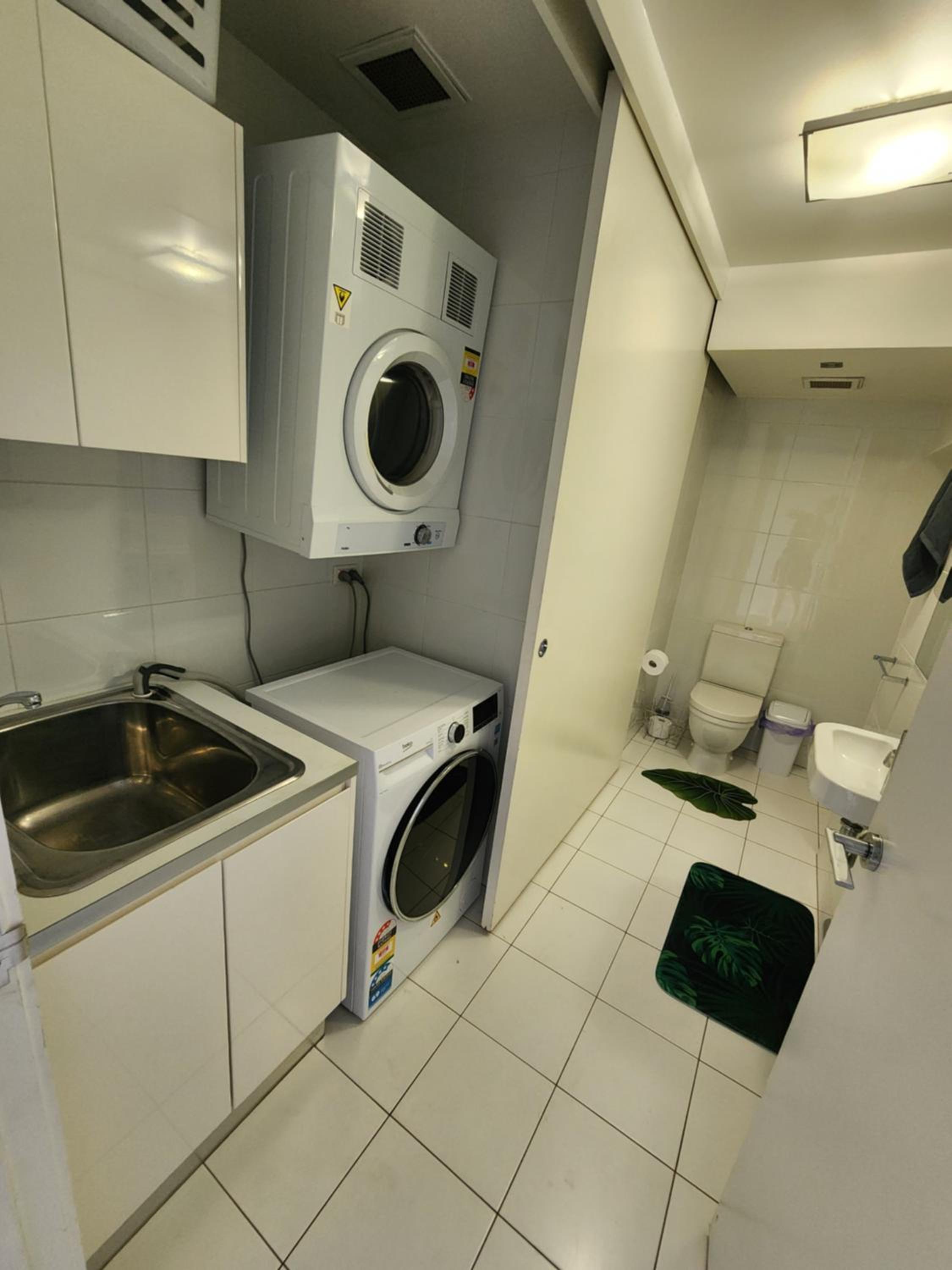 Spacious 1 bedroom mezzanine apartment with large bath views 2 free parking spots