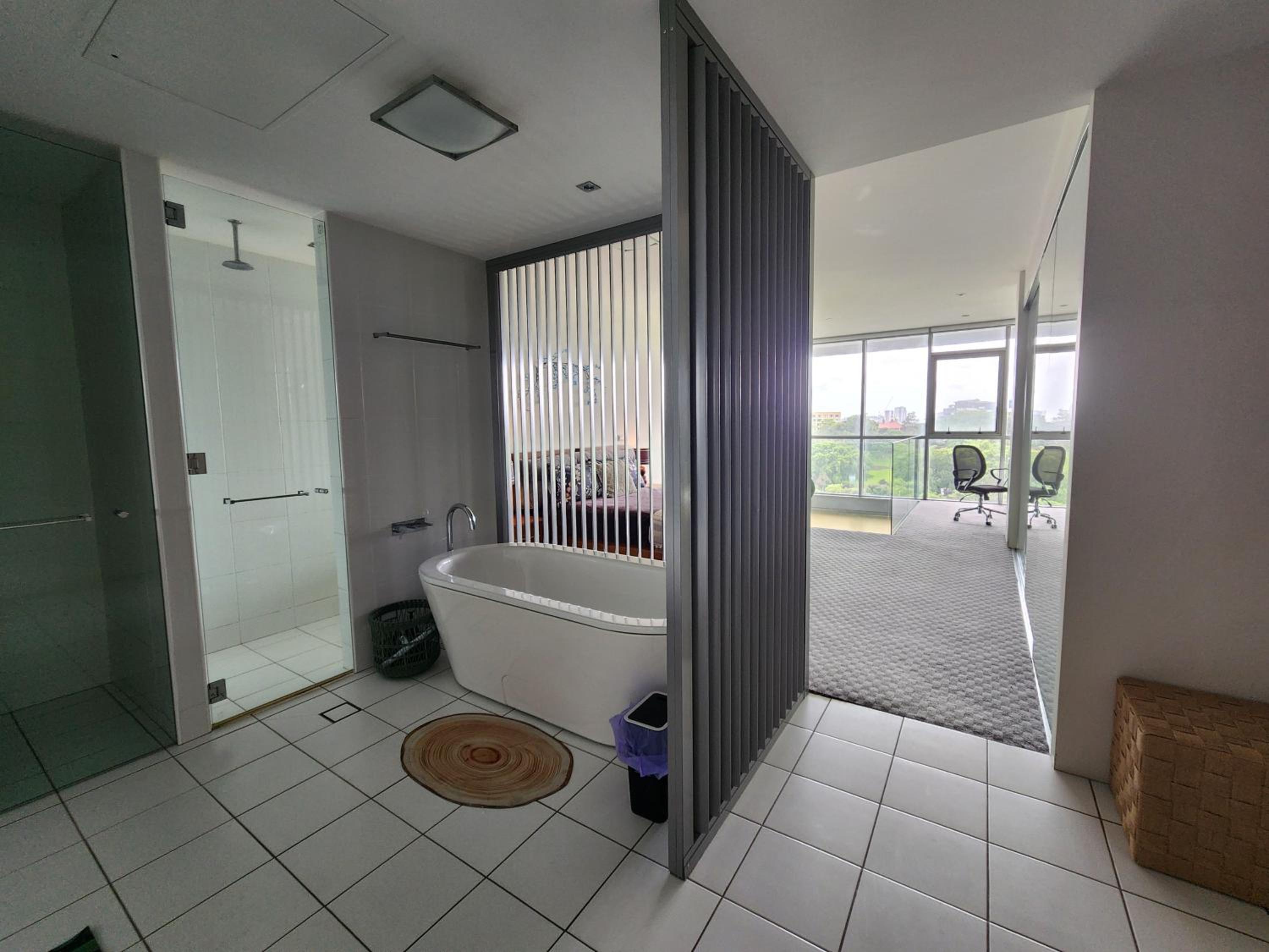 Spacious 1 bedroom mezzanine apartment with large bath views 2 free parking spots