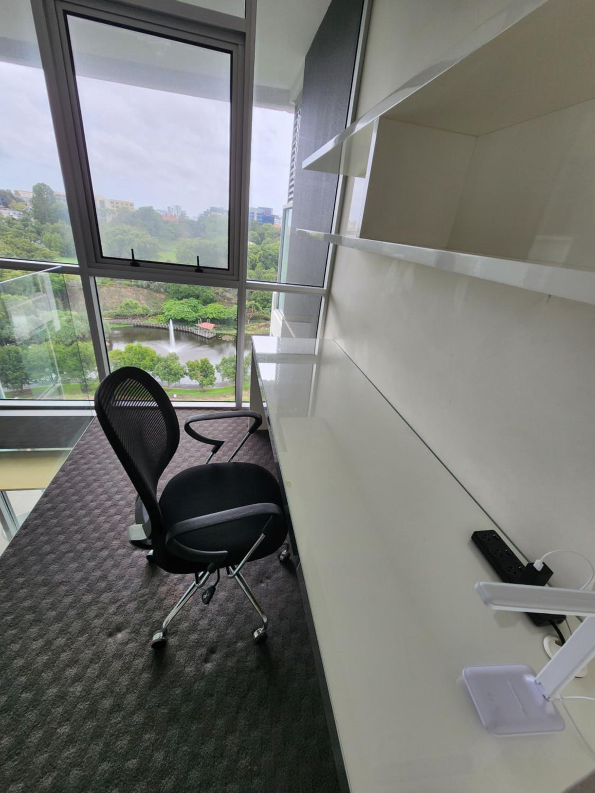 Spacious 1 bedroom mezzanine apartment with large bath views 2 free parking spots