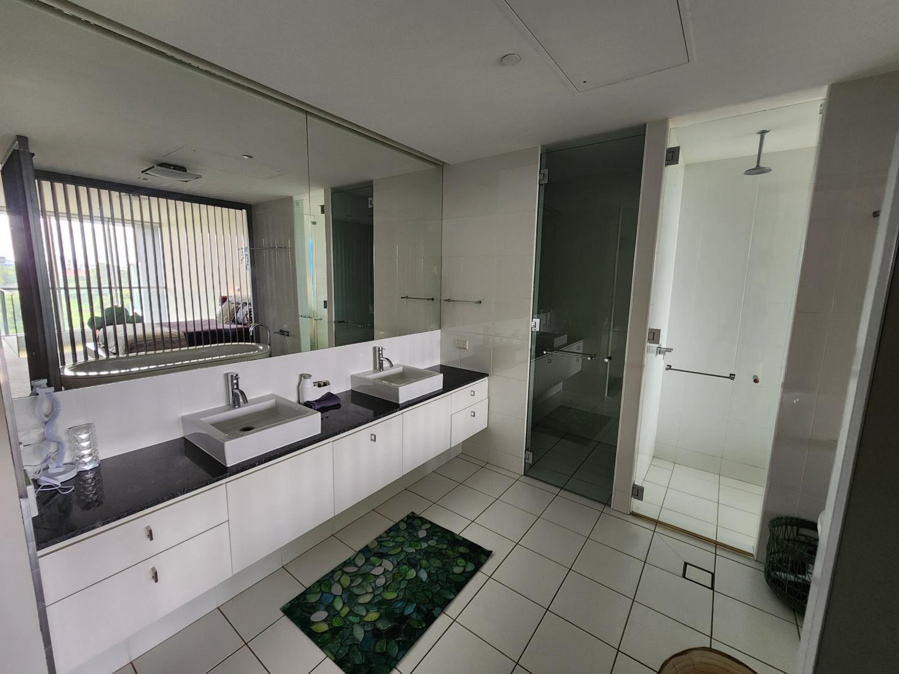 Spacious 1 bedroom mezzanine apartment with large bath views 2 free parking spots