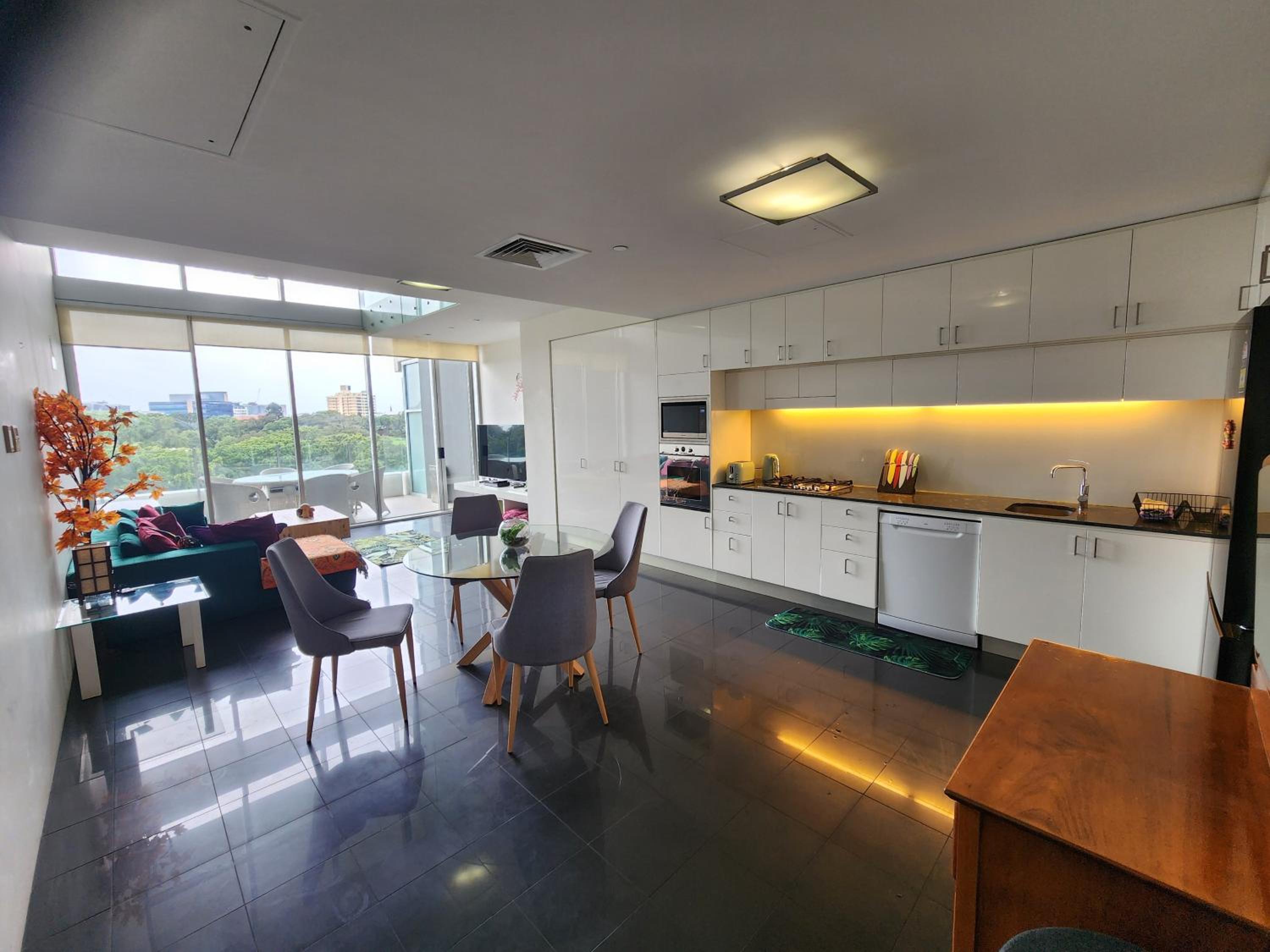 Spacious 1 bedroom mezzanine apartment with large bath views 2 free parking spots