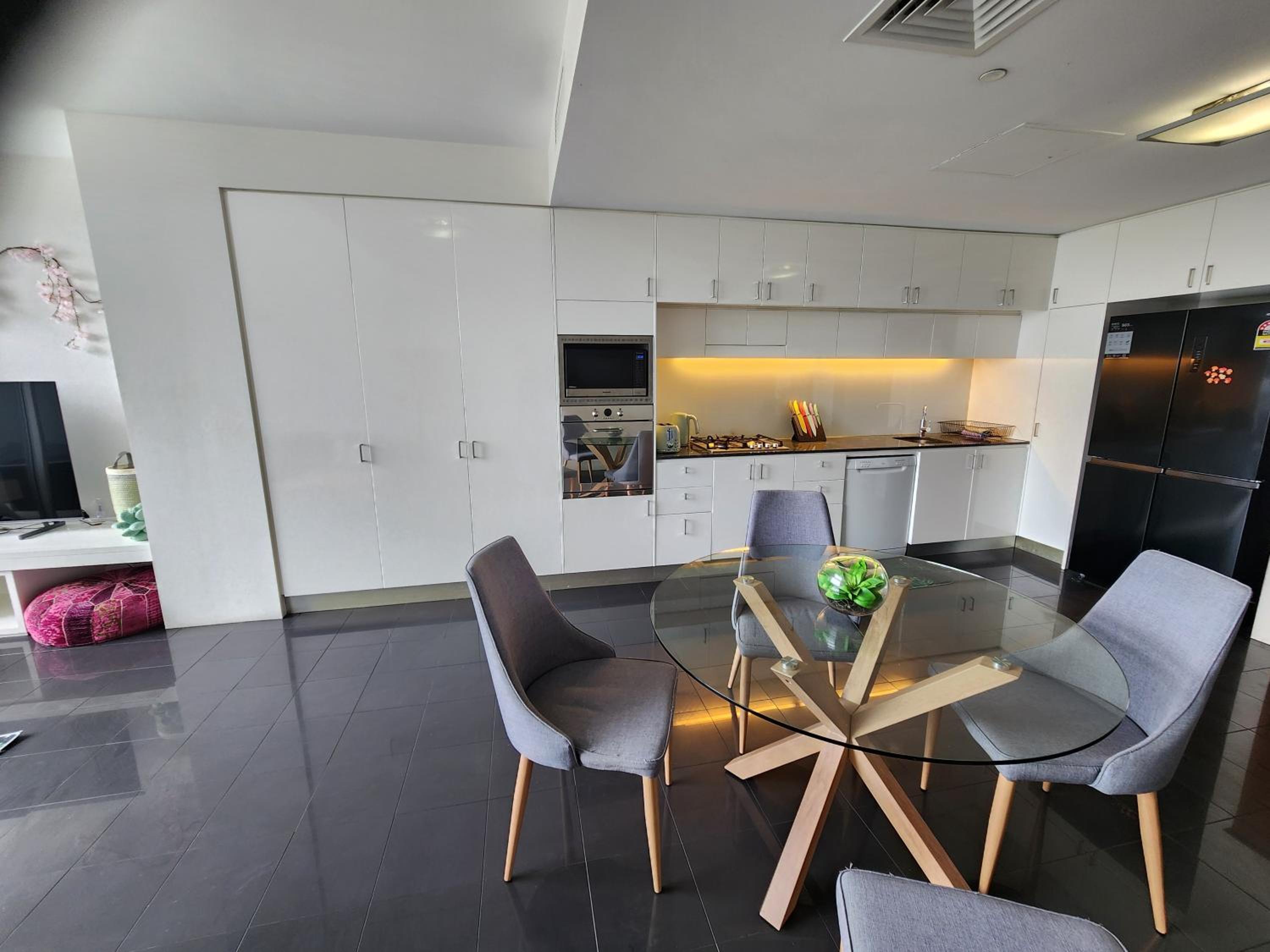 Spacious 1 bedroom mezzanine apartment with large bath views 2 free parking spots