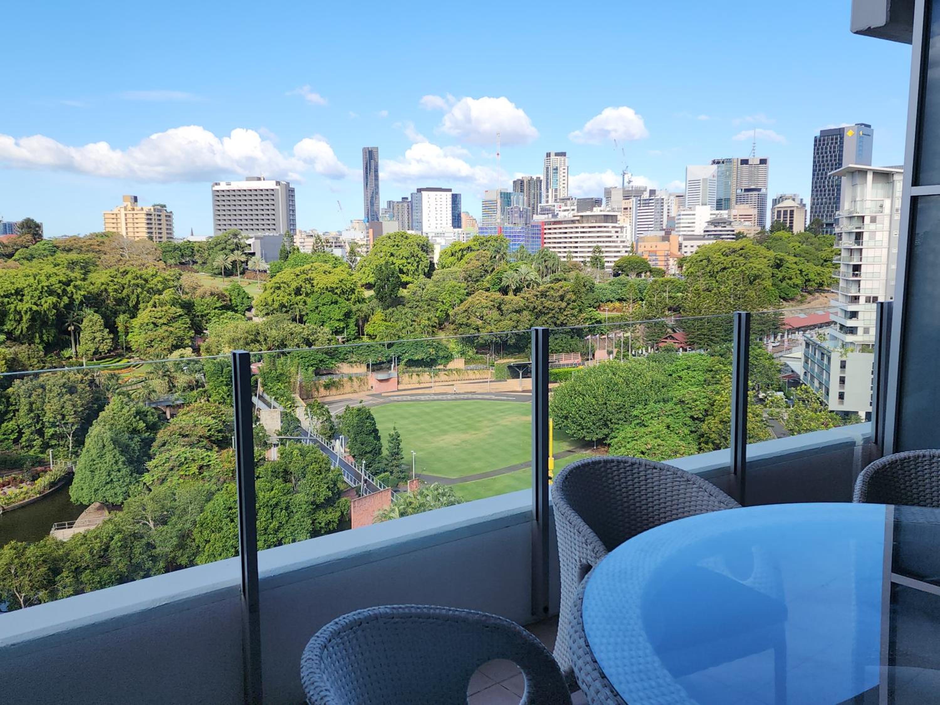 Spacious 1 bedroom mezzanine apartment with large bath views 2 free parking spots