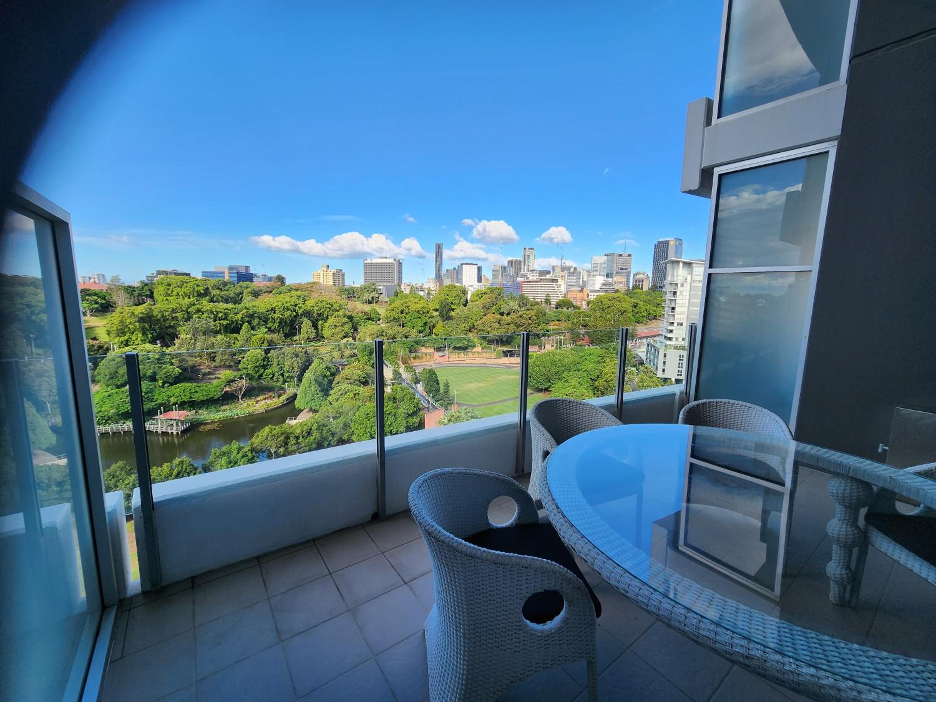 Spacious 1 bedroom mezzanine apartment with large bath views 2 free parking spots