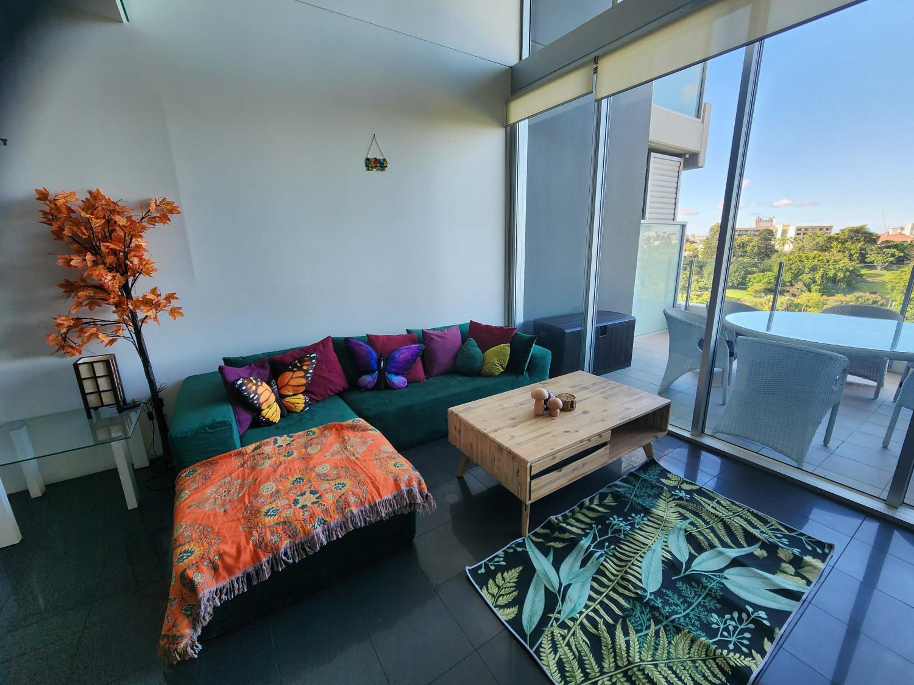 Spacious 1 bedroom mezzanine apartment with large bath views 2 free parking spots