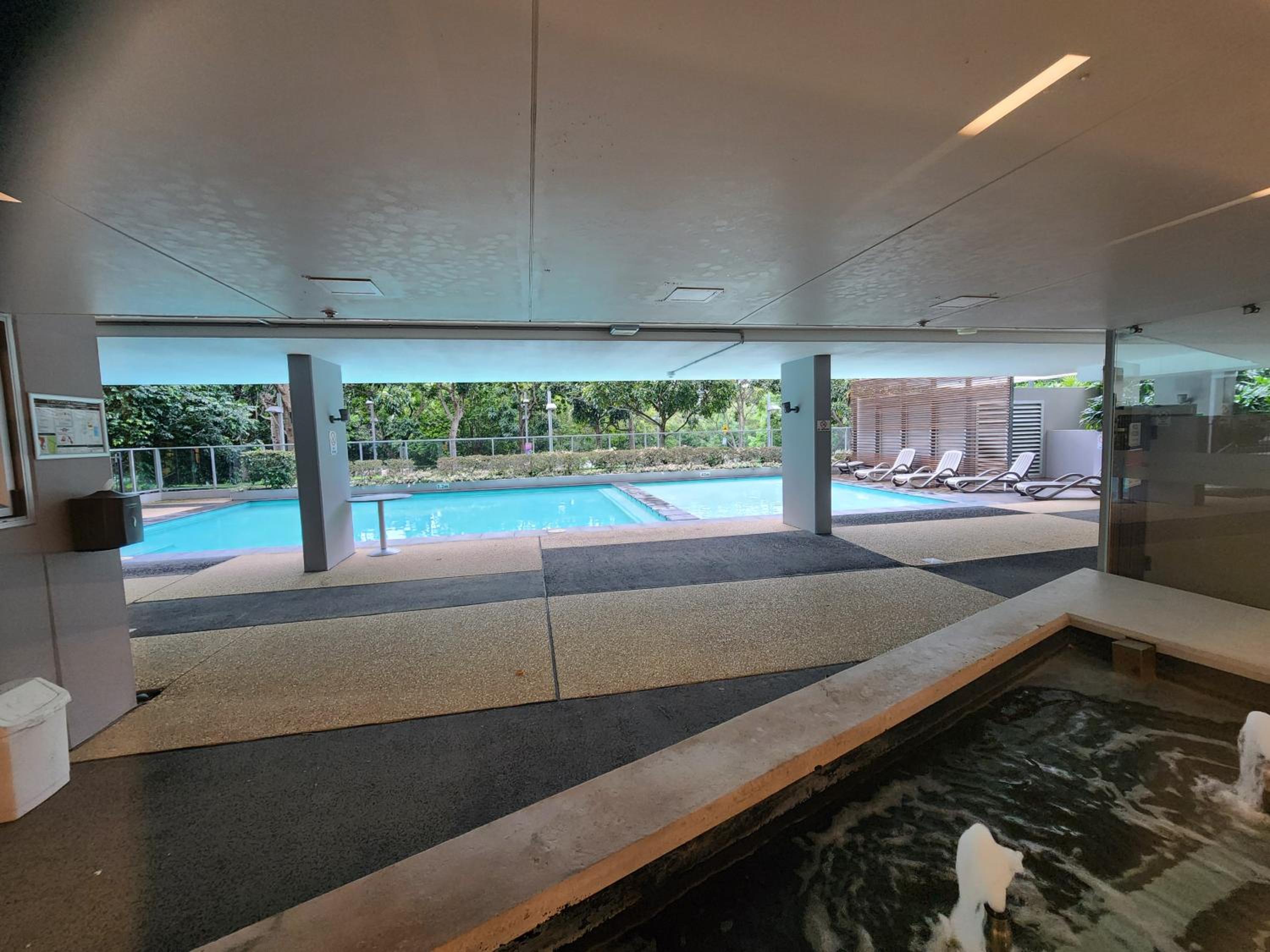 Spacious 1 bedroom mezzanine apartment with large bath views 2 free parking spots