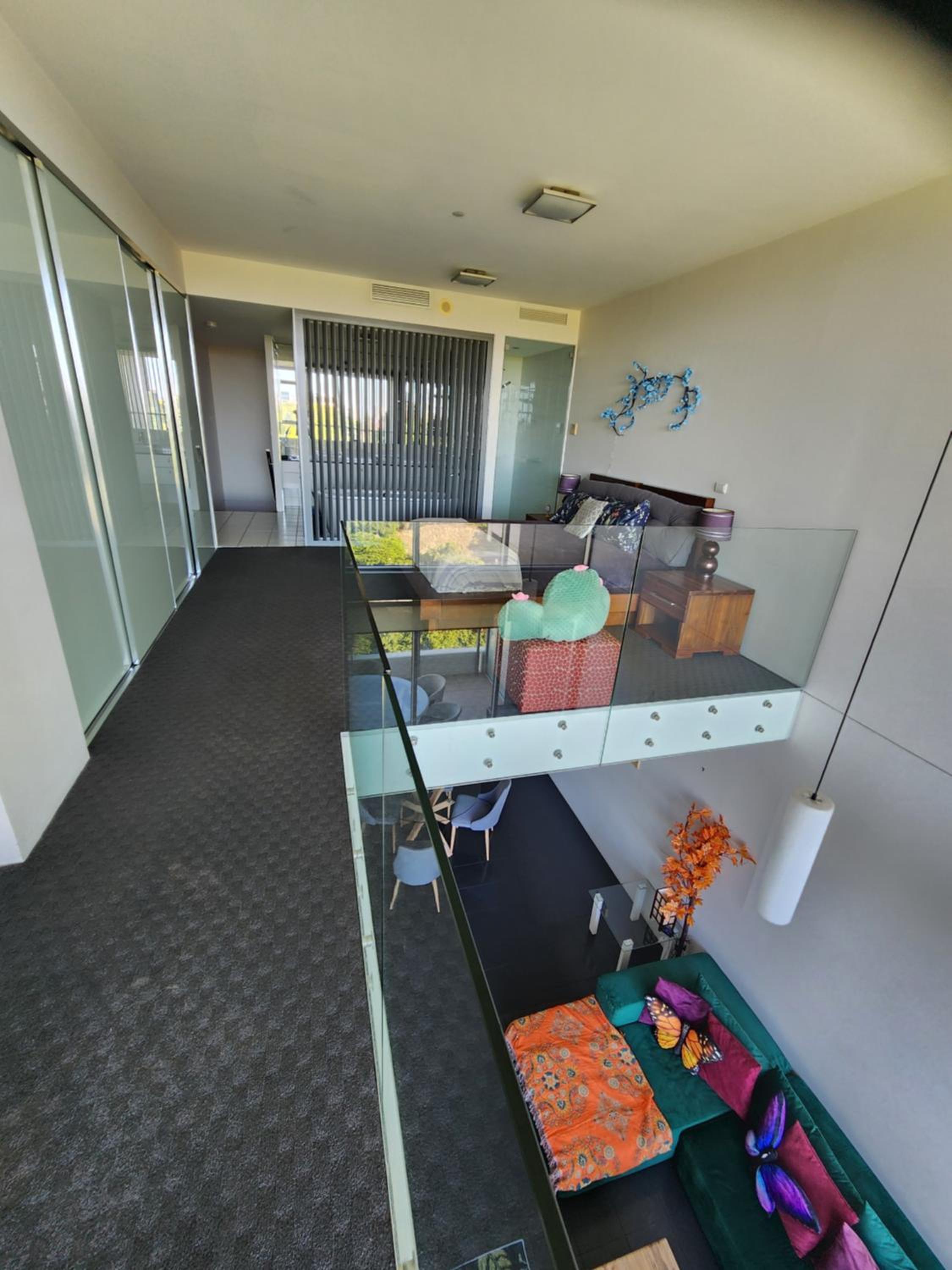 Spacious 1 bedroom mezzanine apartment with large bath views 2 free parking spots