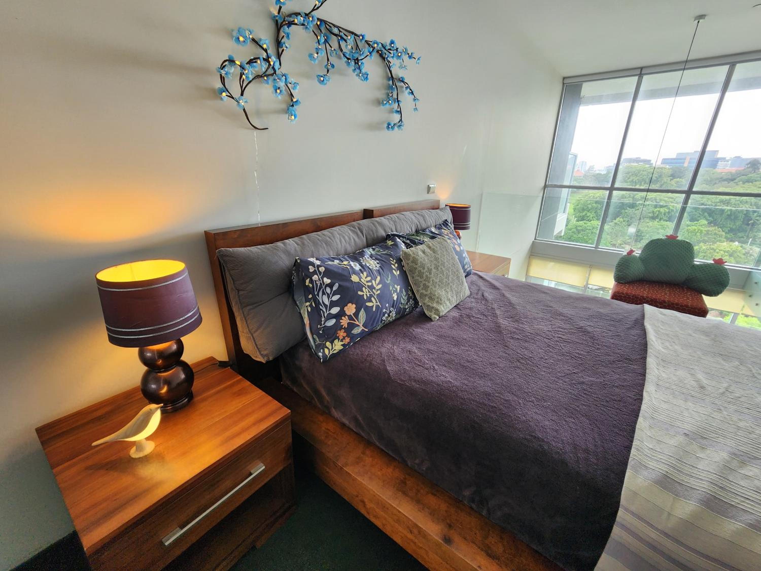 Spacious 1 bedroom mezzanine apartment with large bath views 2 free parking spots