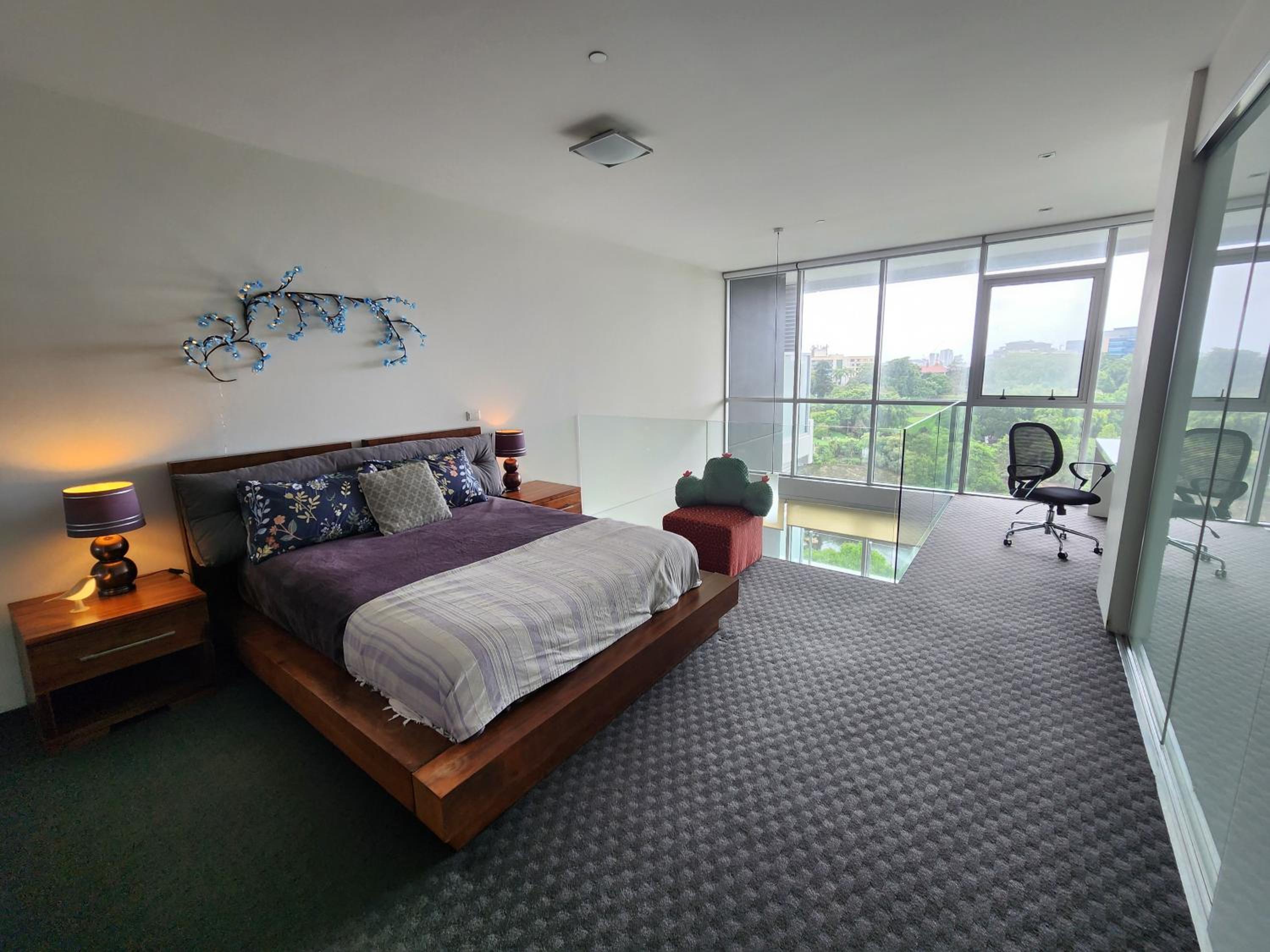 Spacious 1 bedroom mezzanine apartment with large bath views 2 free parking spots