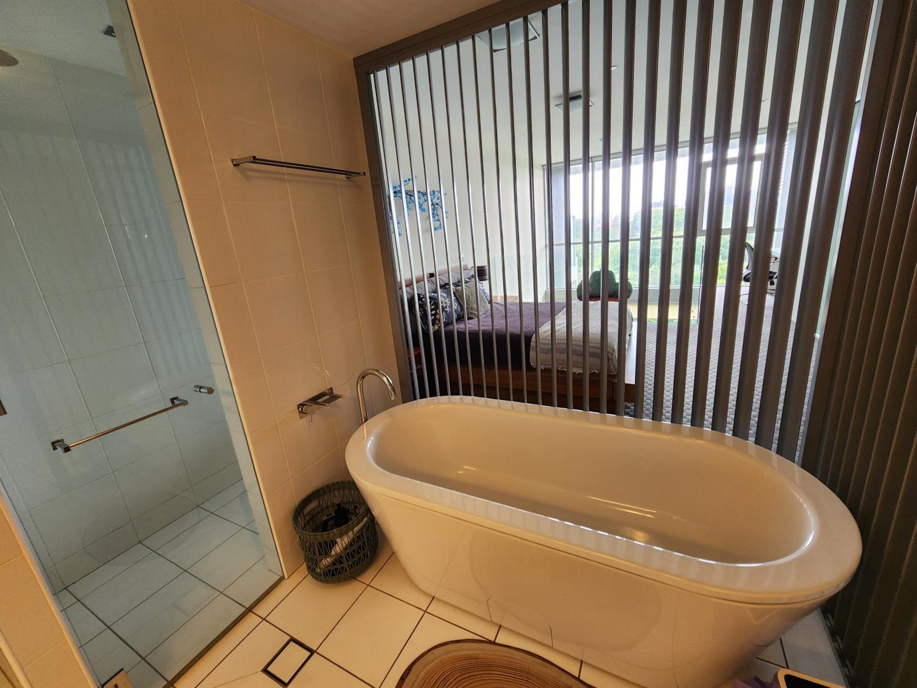 Spacious 1 bedroom mezzanine apartment with large bath views 2 free parking spots