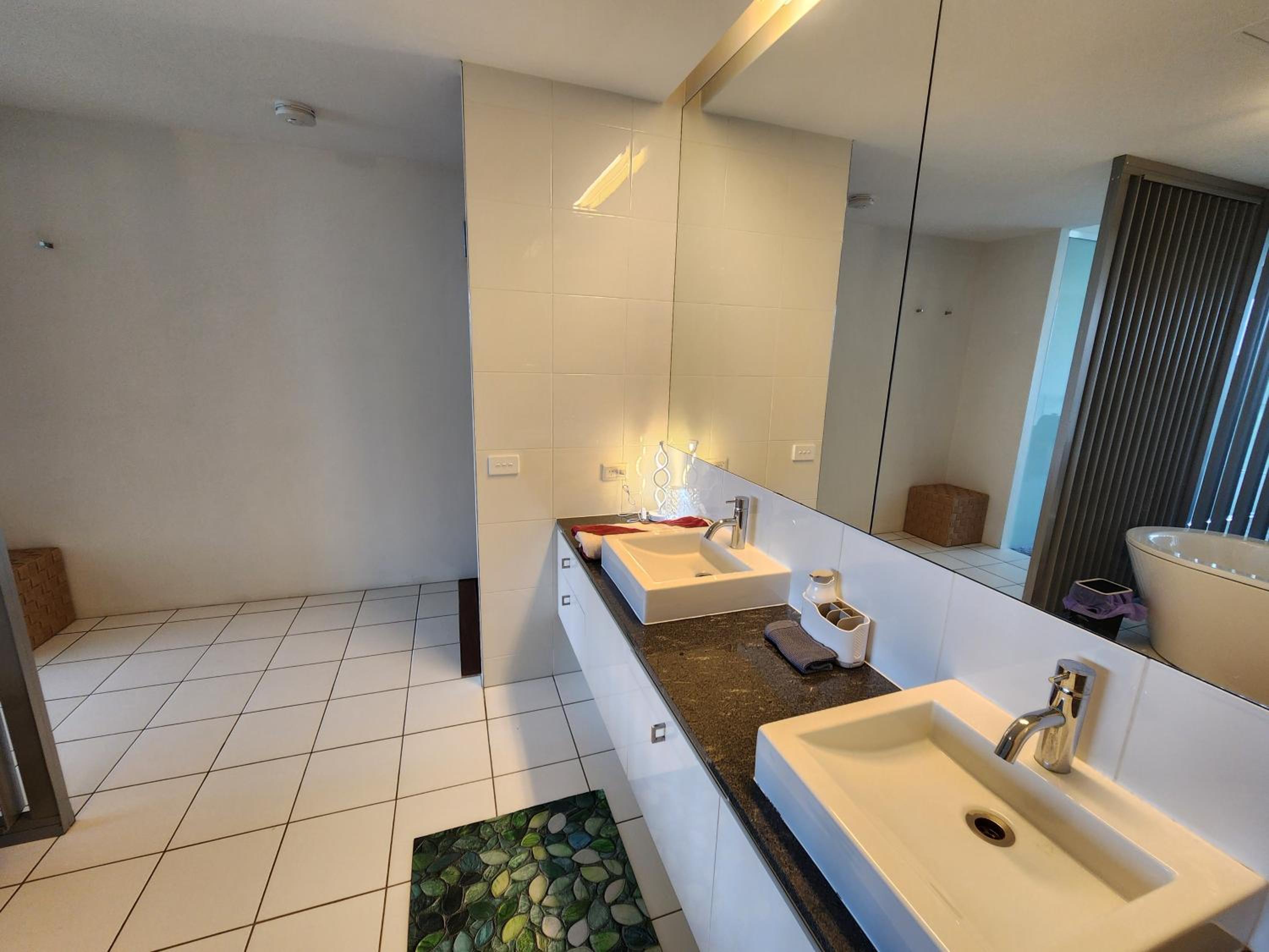 Spacious 1 bedroom mezzanine apartment with large bath views 2 free parking spots