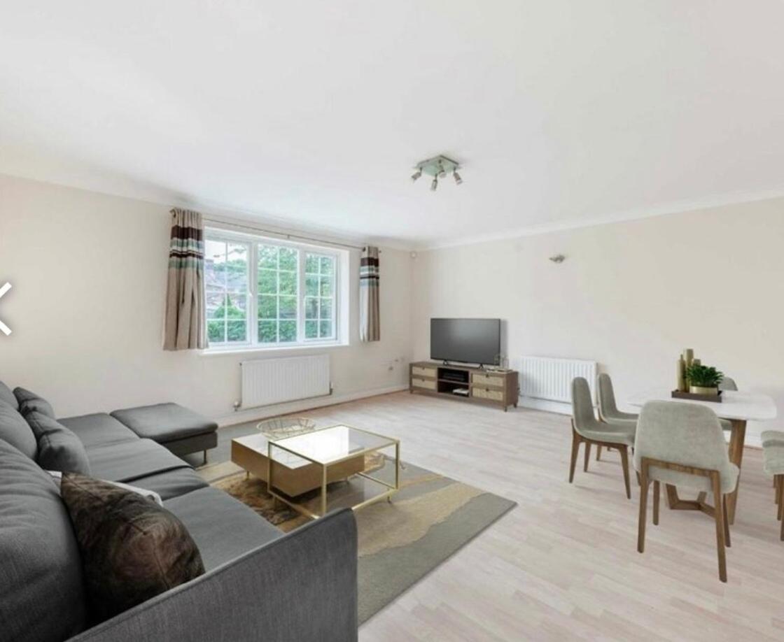 Spacious 2-Bed Family Flat in Wimbledon Near Tube