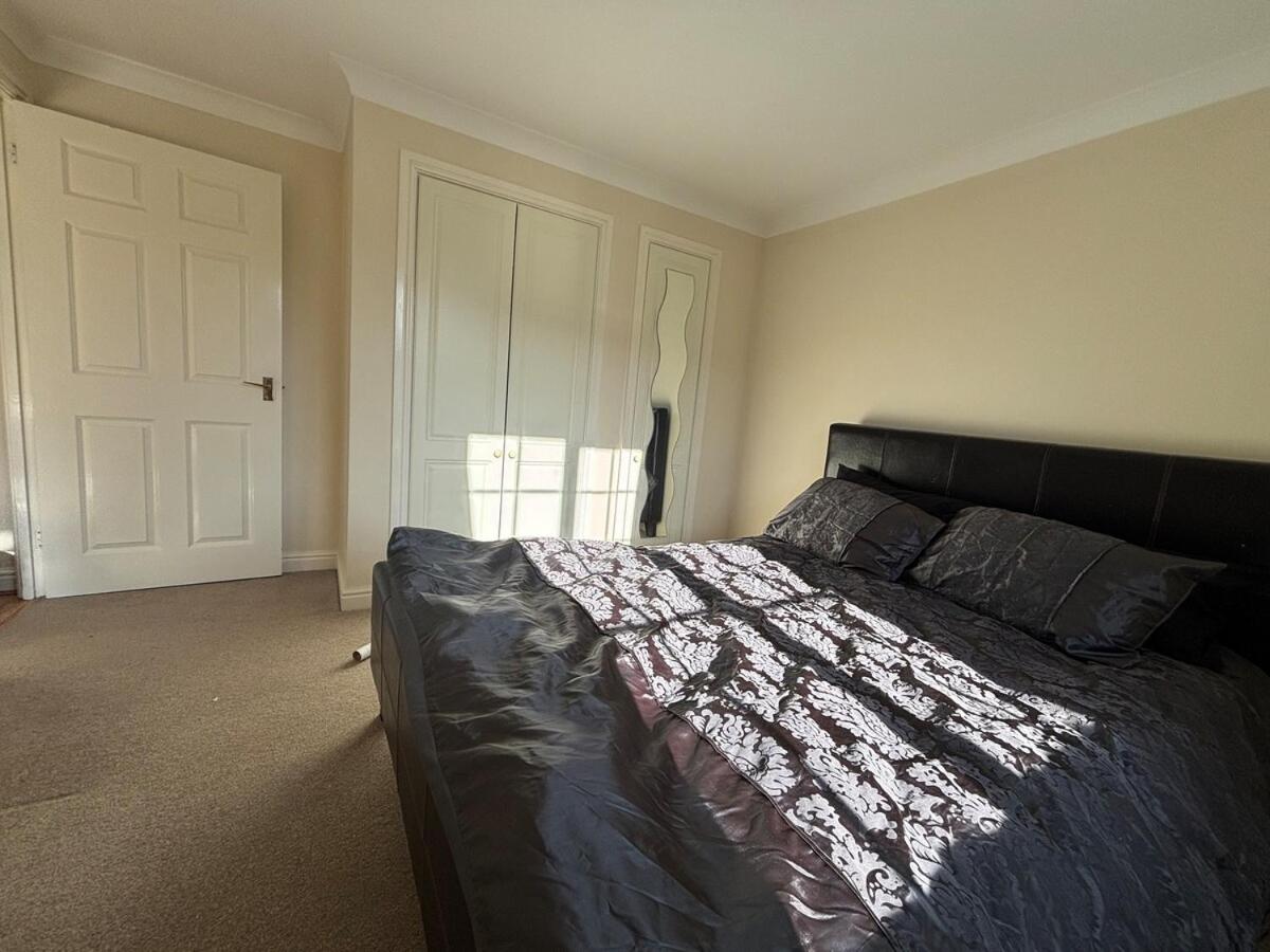 Spacious 2-Bed Family Flat in Wimbledon Near Tube