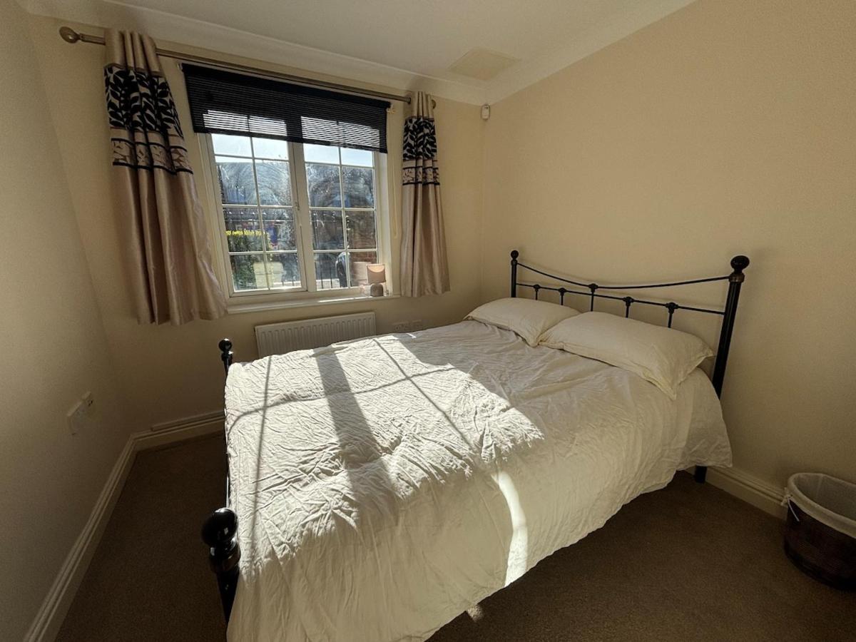 Spacious 2-Bed Family Flat in Wimbledon Near Tube