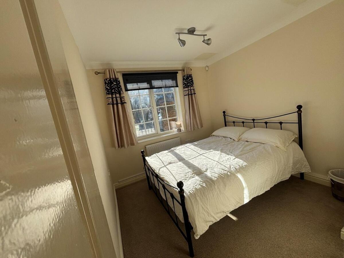 Spacious 2-Bed Family Flat in Wimbledon Near Tube