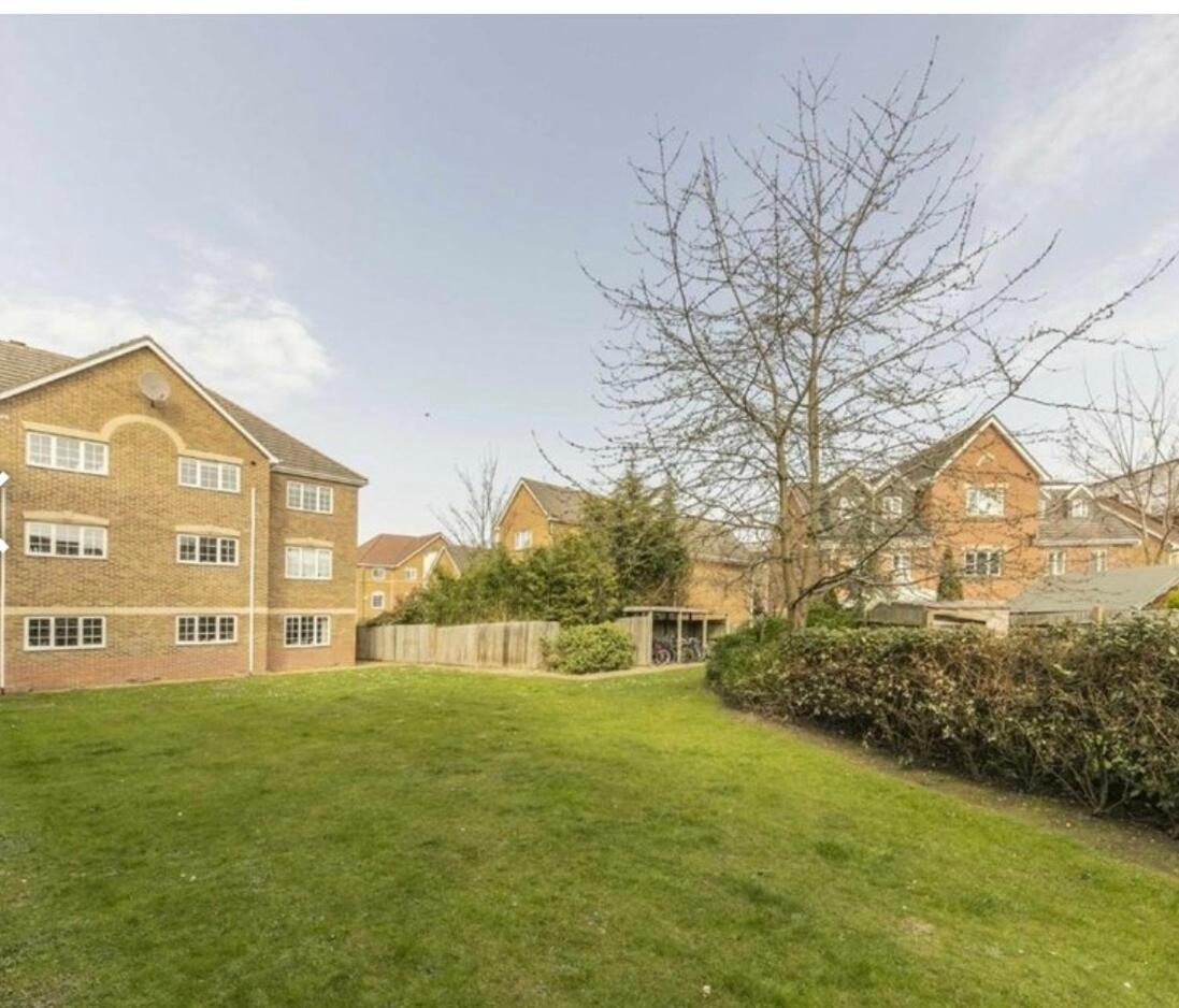 Spacious 2-Bed Family Flat in Wimbledon Near Tube