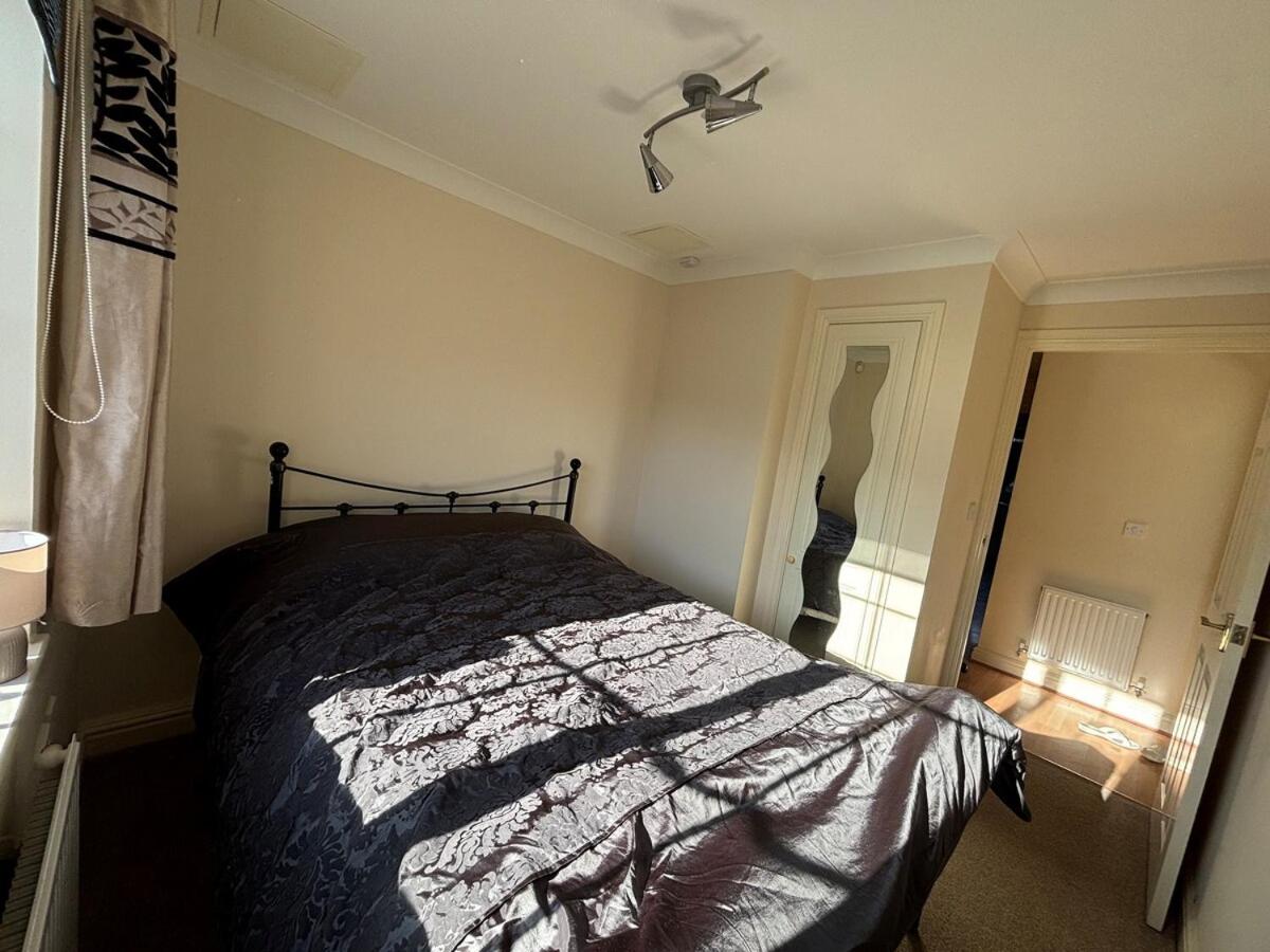 Spacious 2-Bed Family Flat in Wimbledon Near Tube