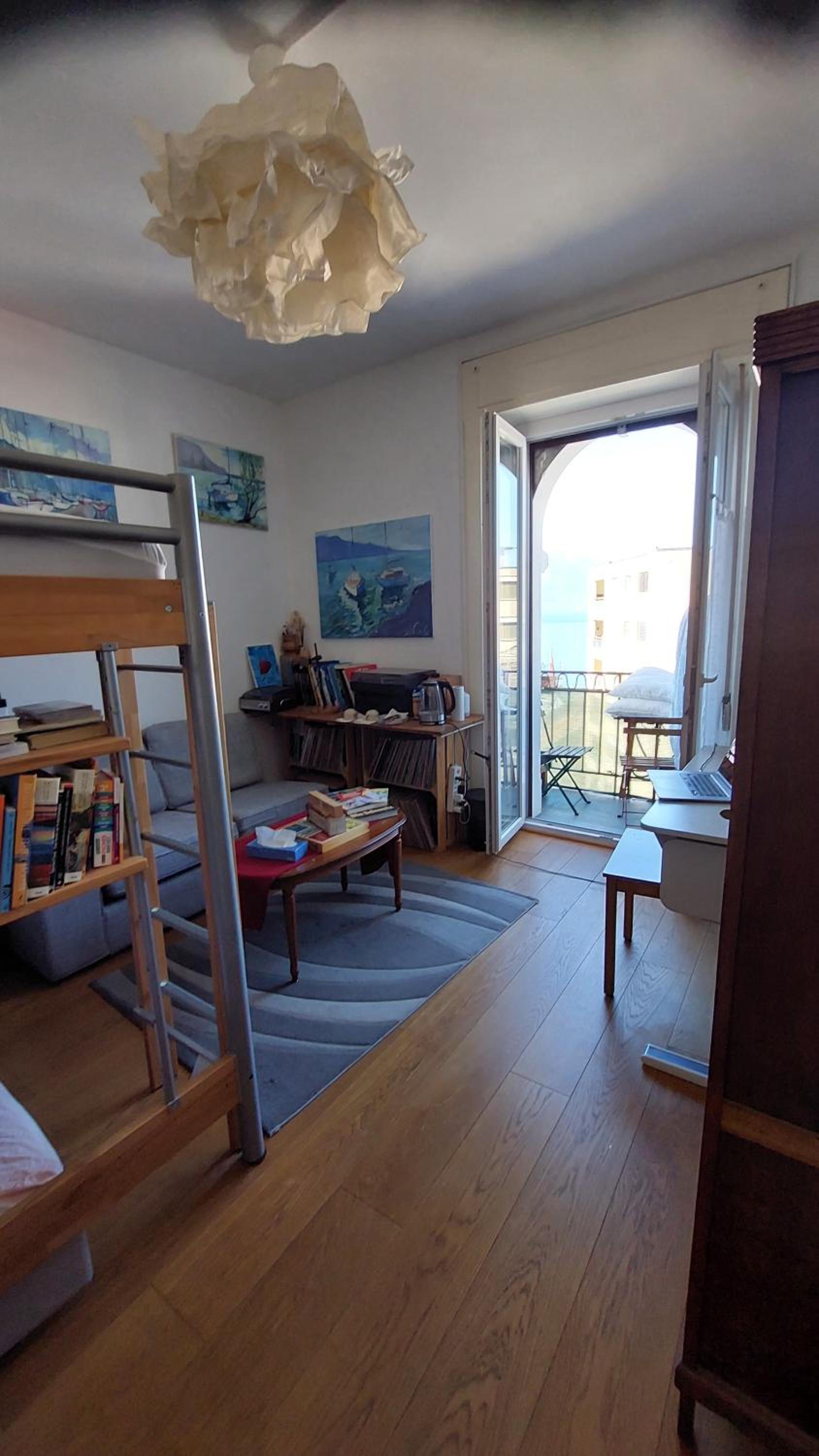 Inspiration room, lake, mountains, balcony in Montreux city center