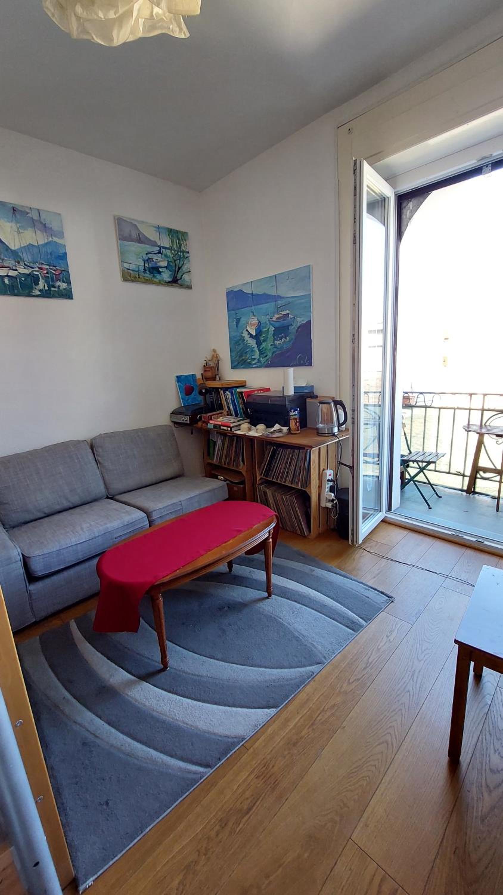 Inspiration room, lake, mountains, balcony in Montreux city center