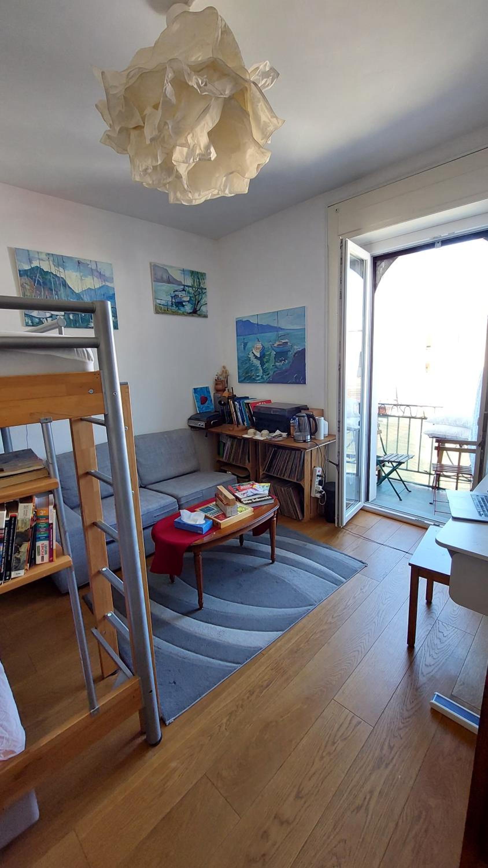 Inspiration room, lake, mountains, balcony in Montreux city center