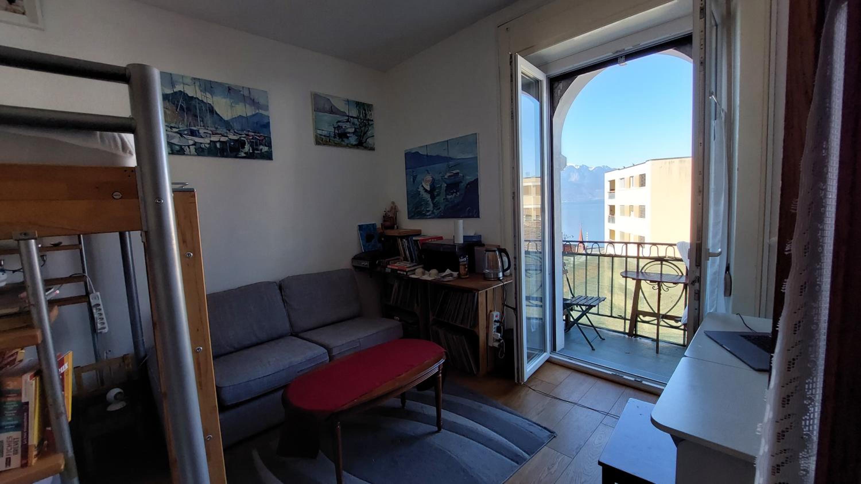 Inspiration room, lake, mountains, balcony in Montreux city center