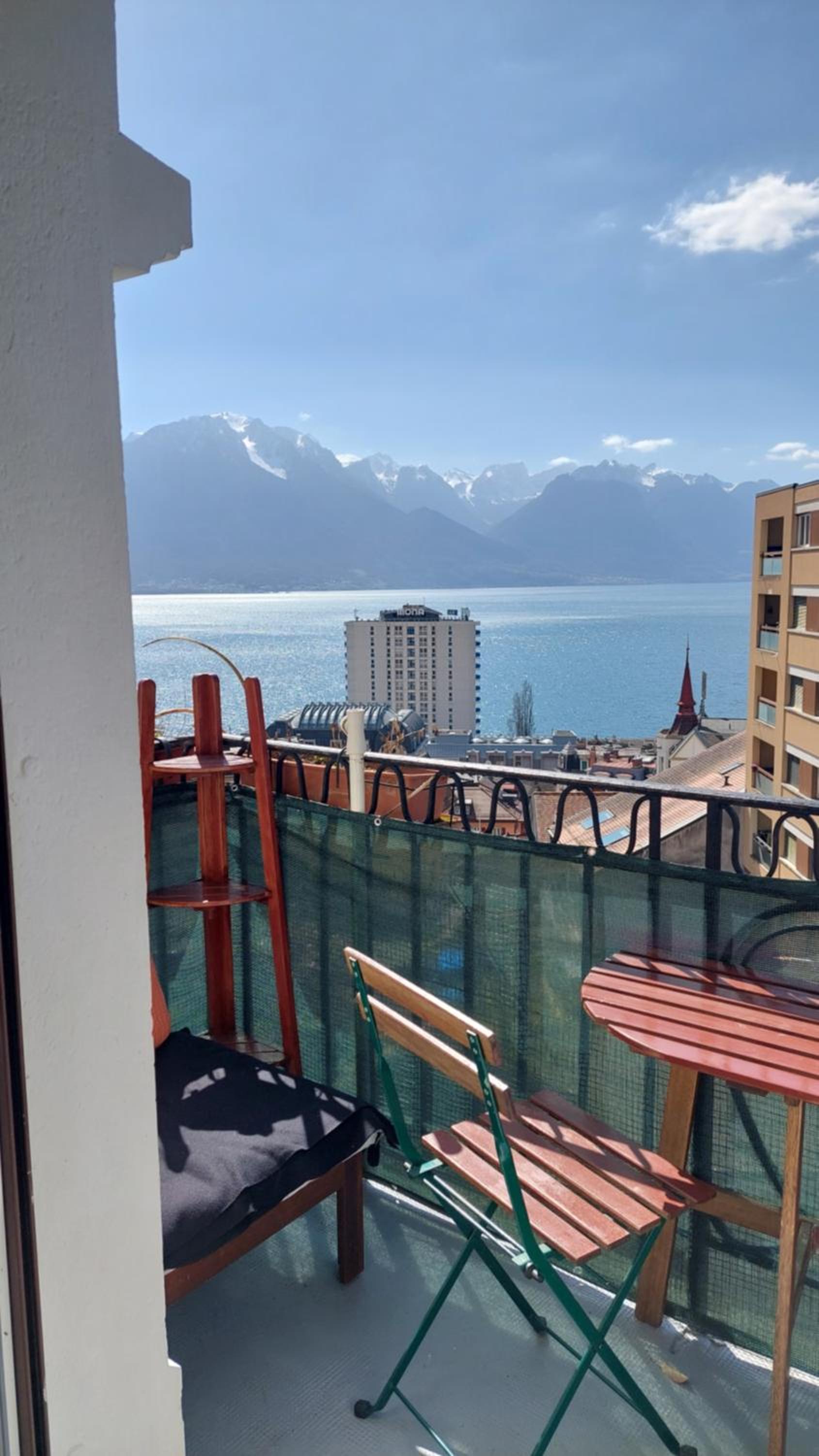 Inspiration room, lake, mountains, balcony in Montreux city center