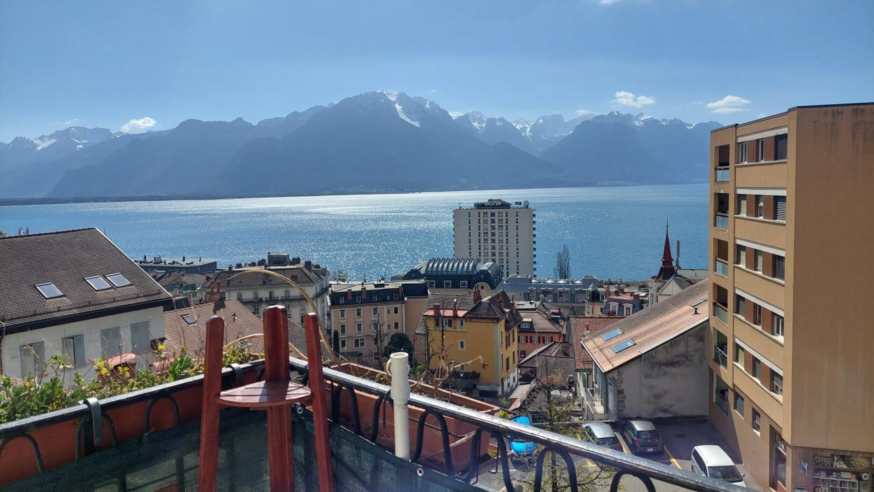 Inspiration room, lake, mountains, balcony in Montreux city center