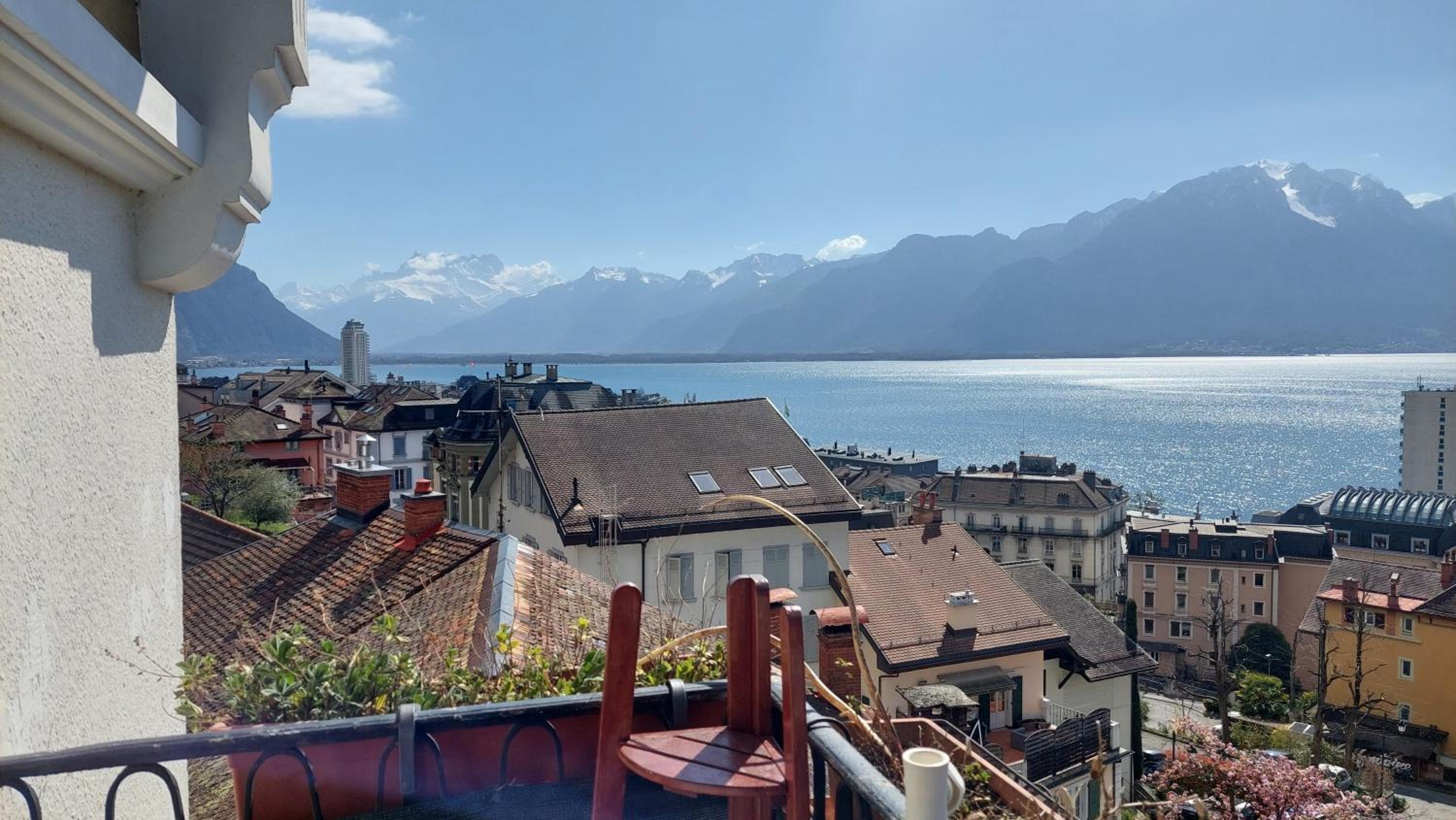 Inspiration room, lake, mountains, balcony in Montreux city center