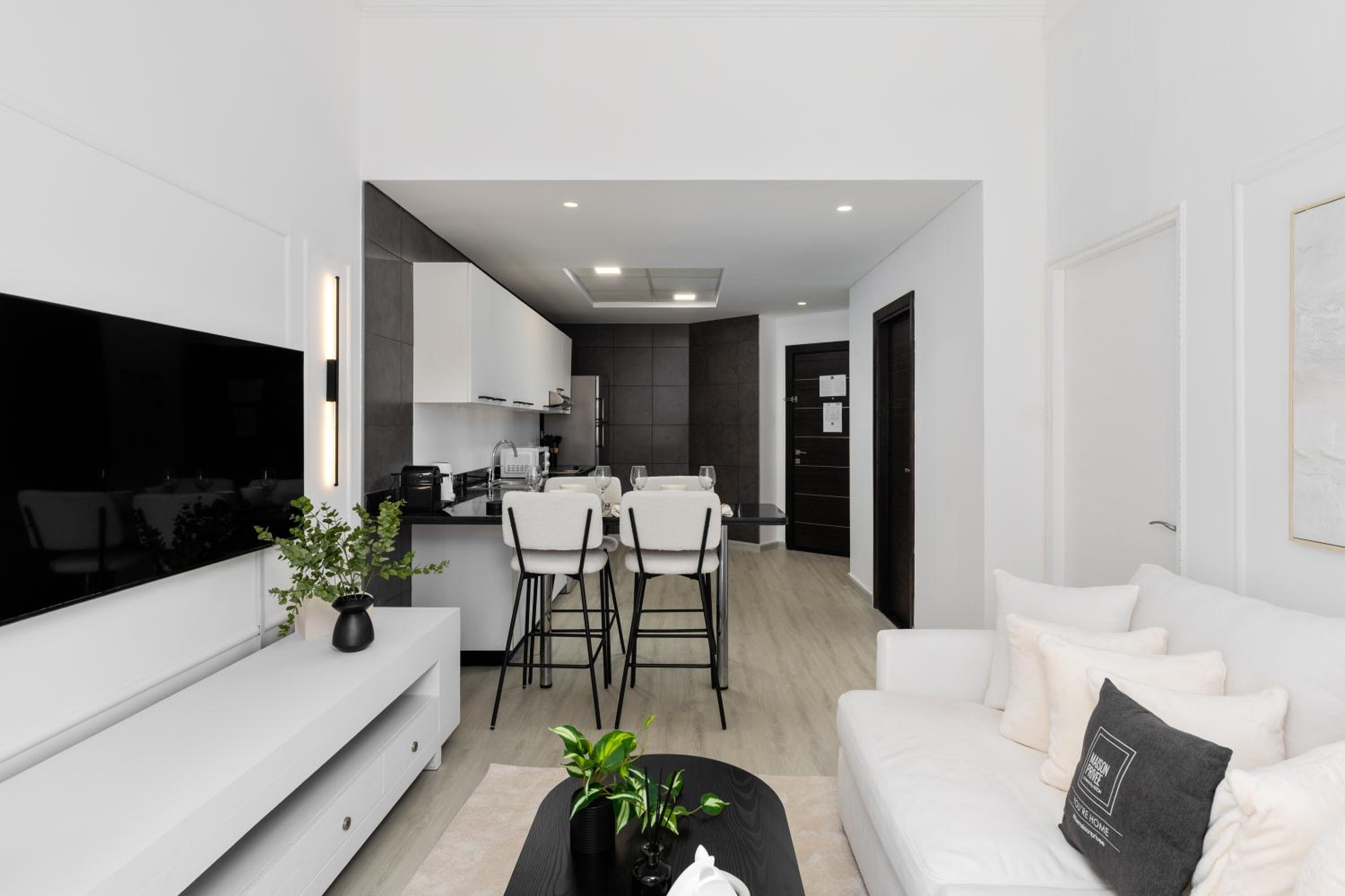 Maison Privee - Sleek Stay in Dubai Marina Famous Twisting Tower