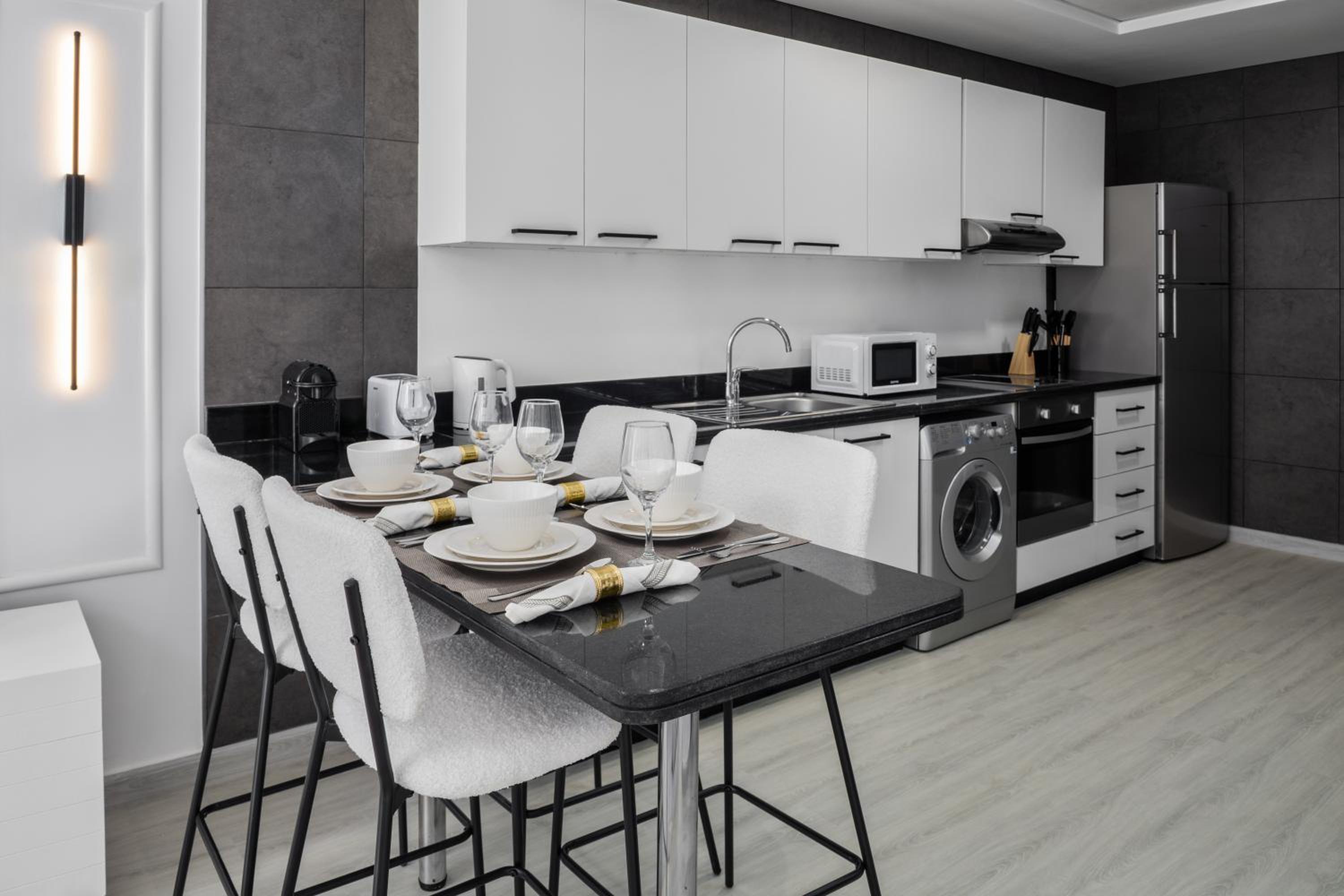 Maison Privee - Sleek Stay in Dubai Marina Famous Twisting Tower