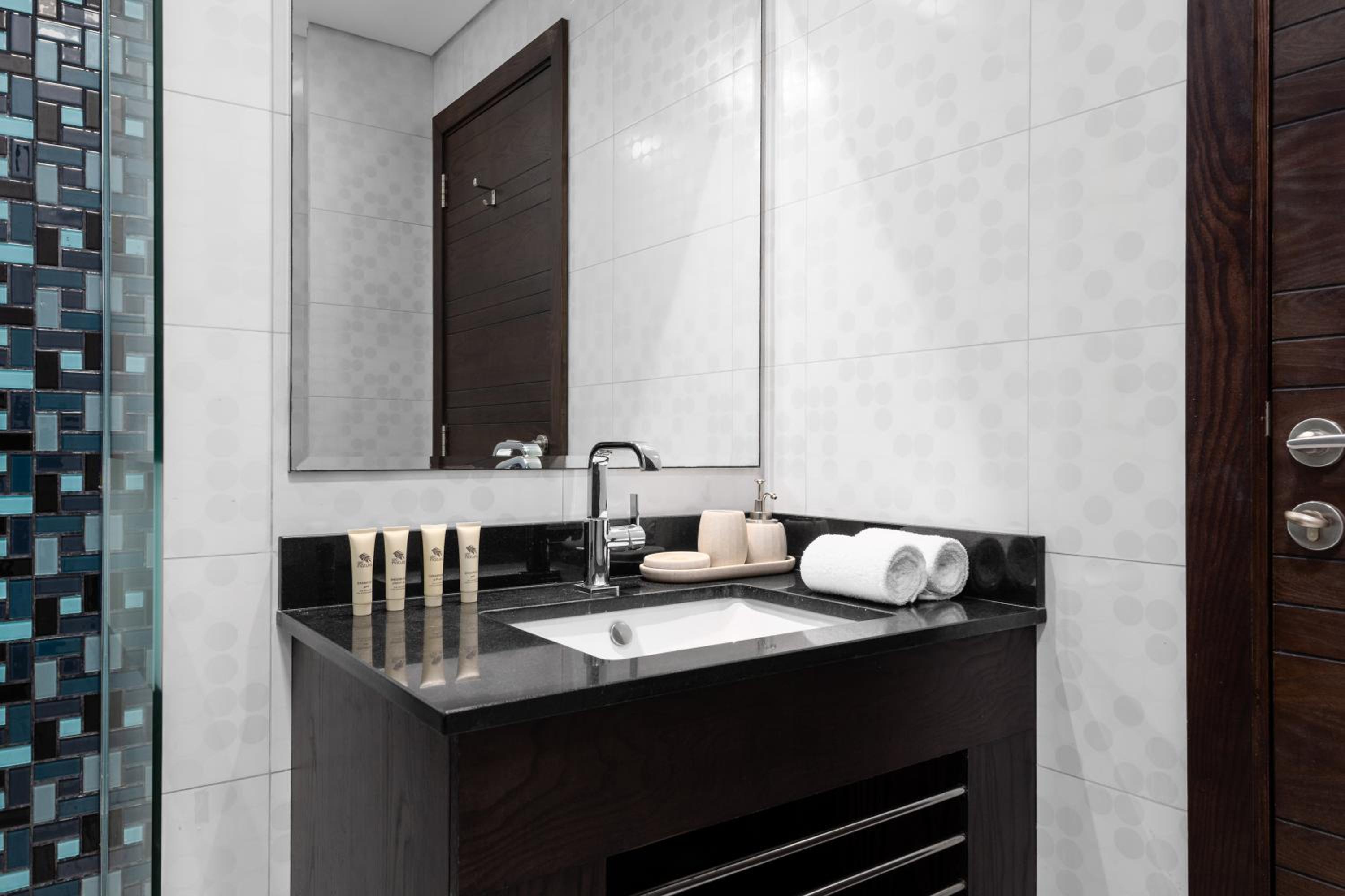 Maison Privee - Sleek Stay in Dubai Marina Famous Twisting Tower