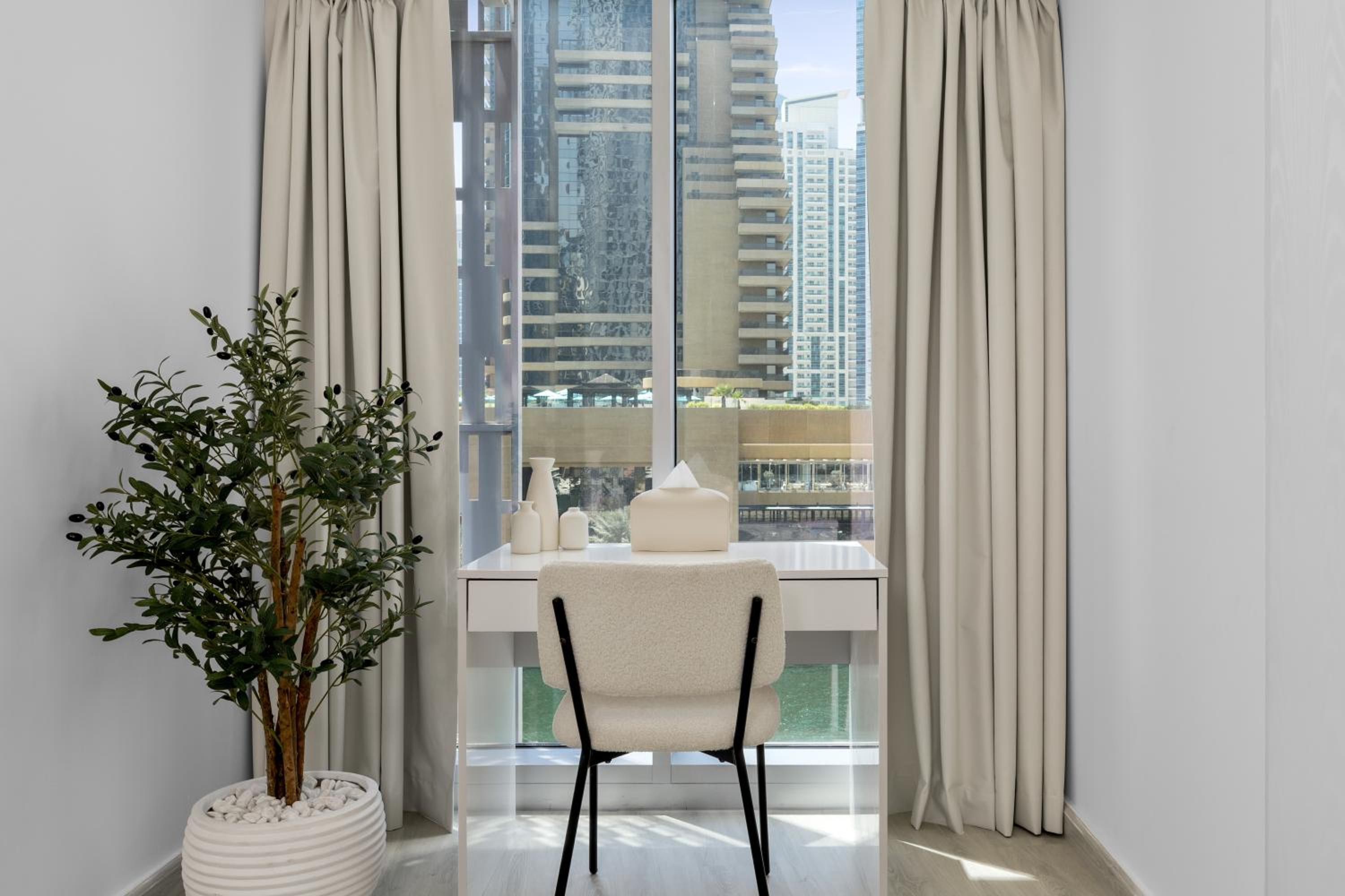 Maison Privee - Sleek Stay in Dubai Marina Famous Twisting Tower