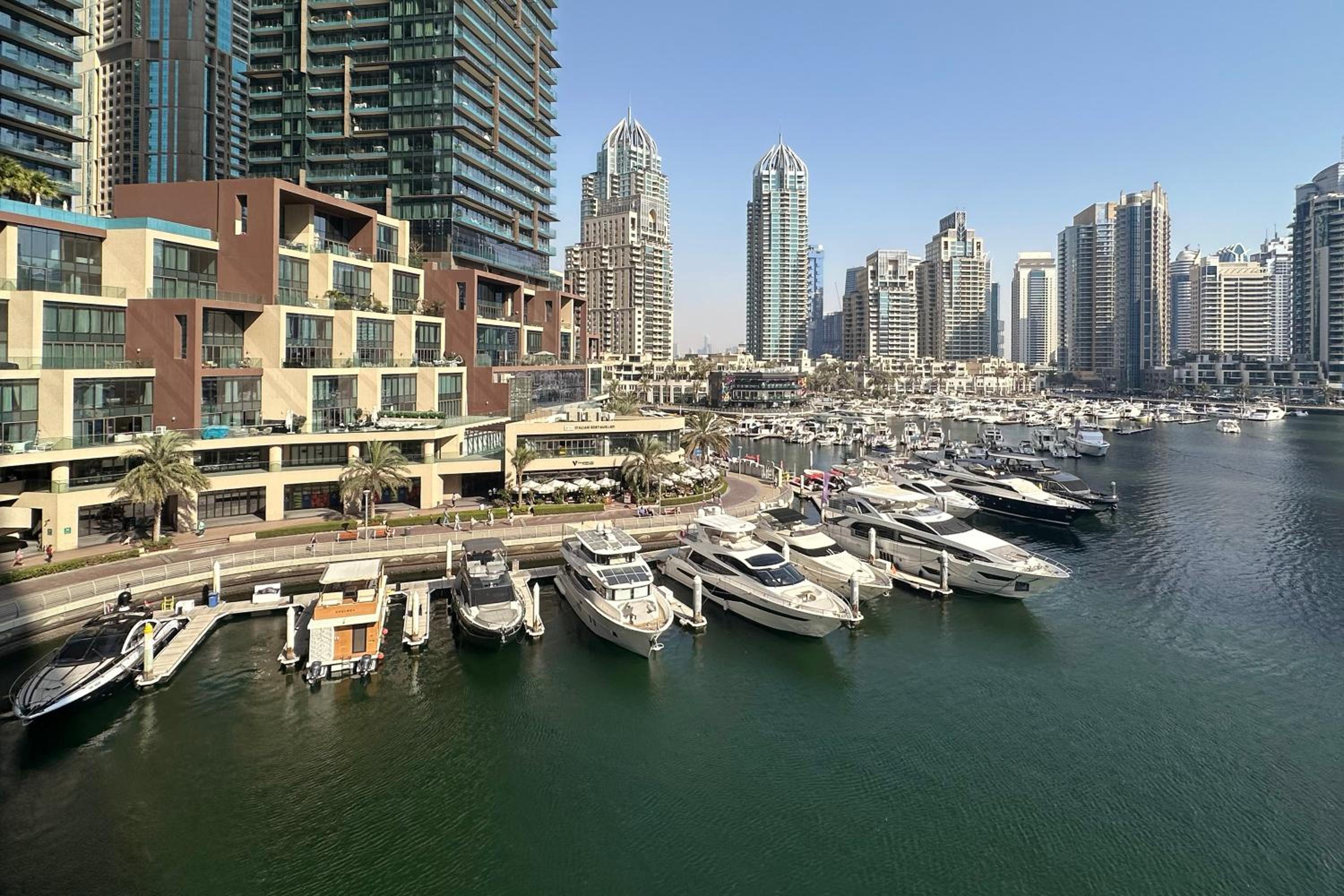 Maison Privee - Sleek Stay in Dubai Marina Famous Twisting Tower
