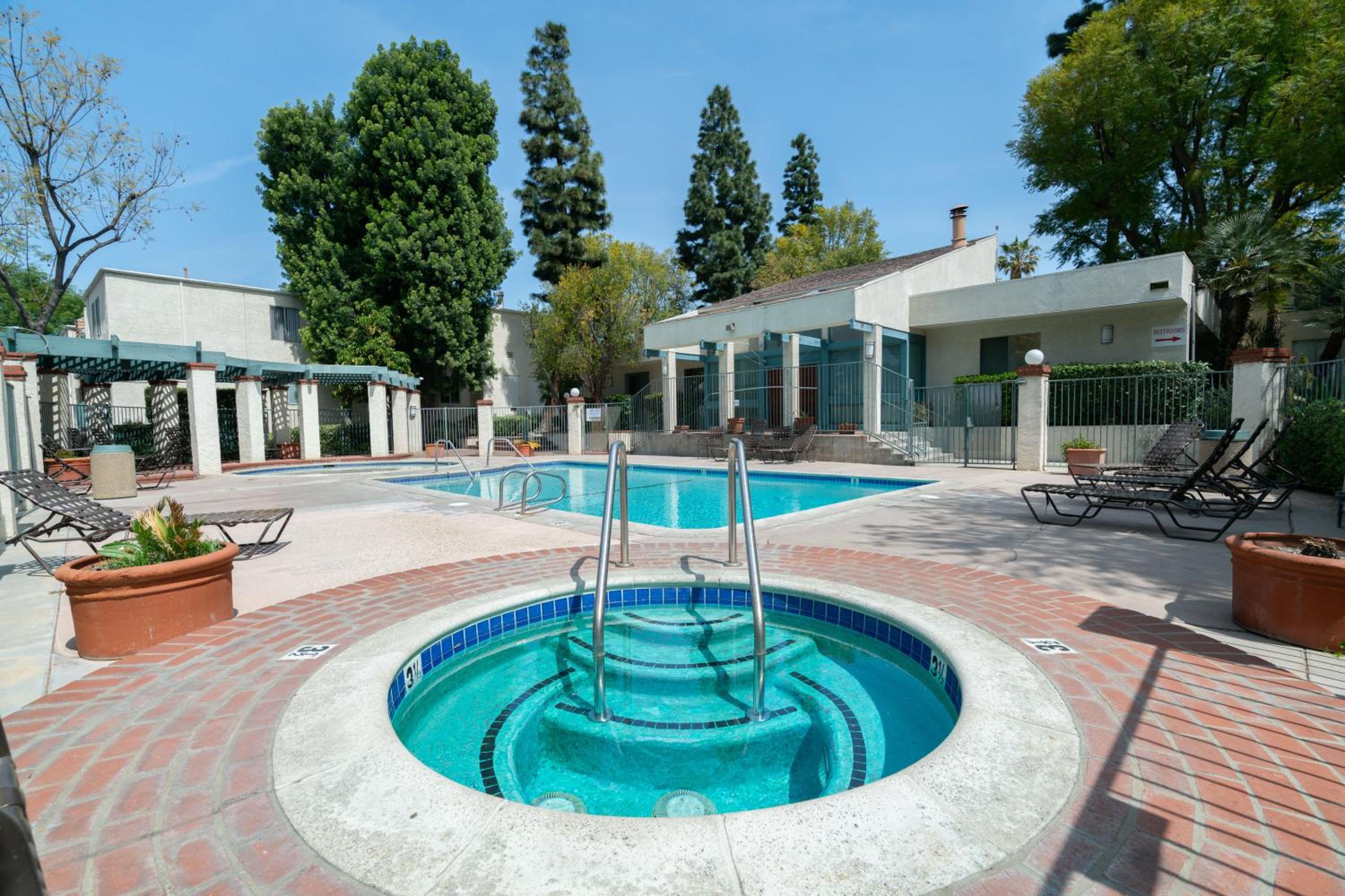 High Ceilings 3BR with Loft-2 Baths Pool & Jacuzzi