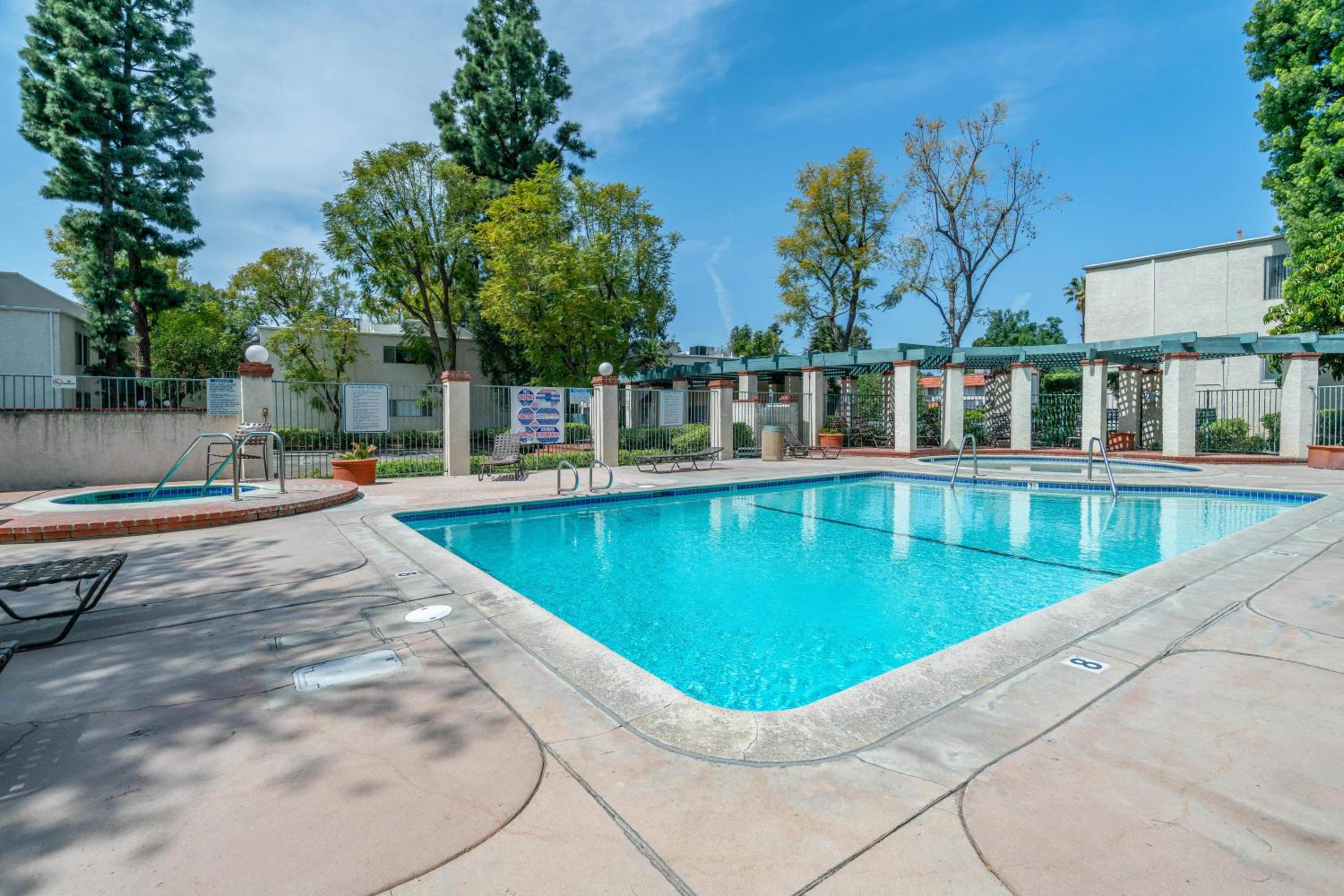 High Ceilings 3BR with Loft-2 Baths Pool & Jacuzzi