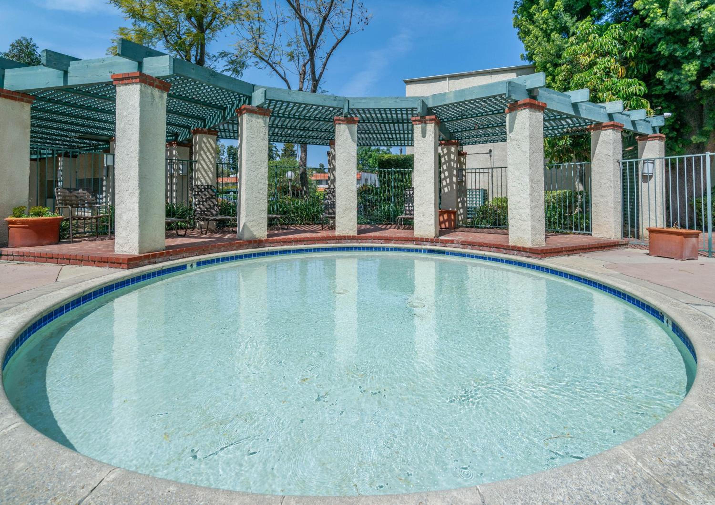 High Ceilings 3BR with Loft-2 Baths Pool & Jacuzzi