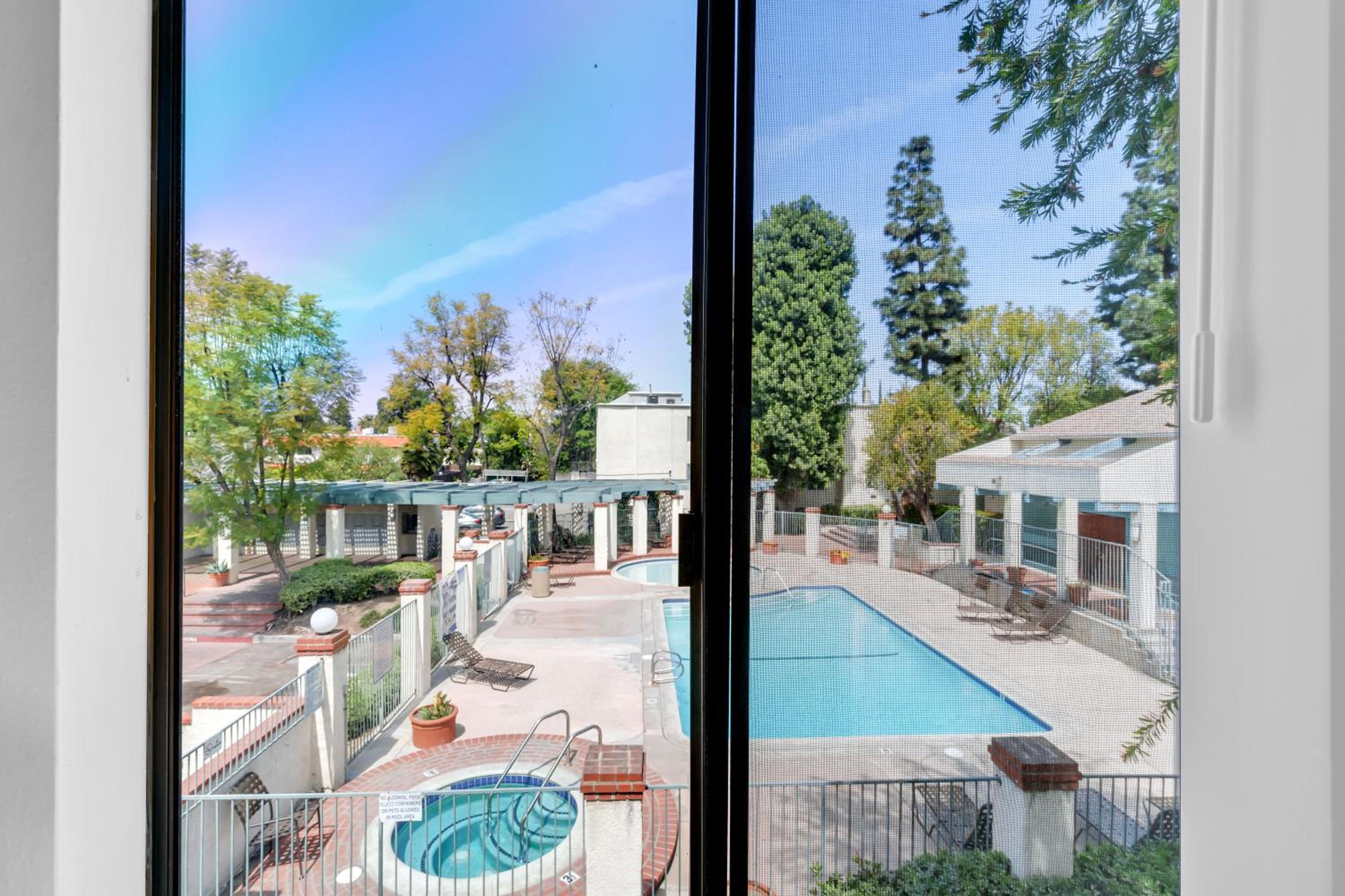 High Ceilings 3BR with Loft-2 Baths Pool & Jacuzzi
