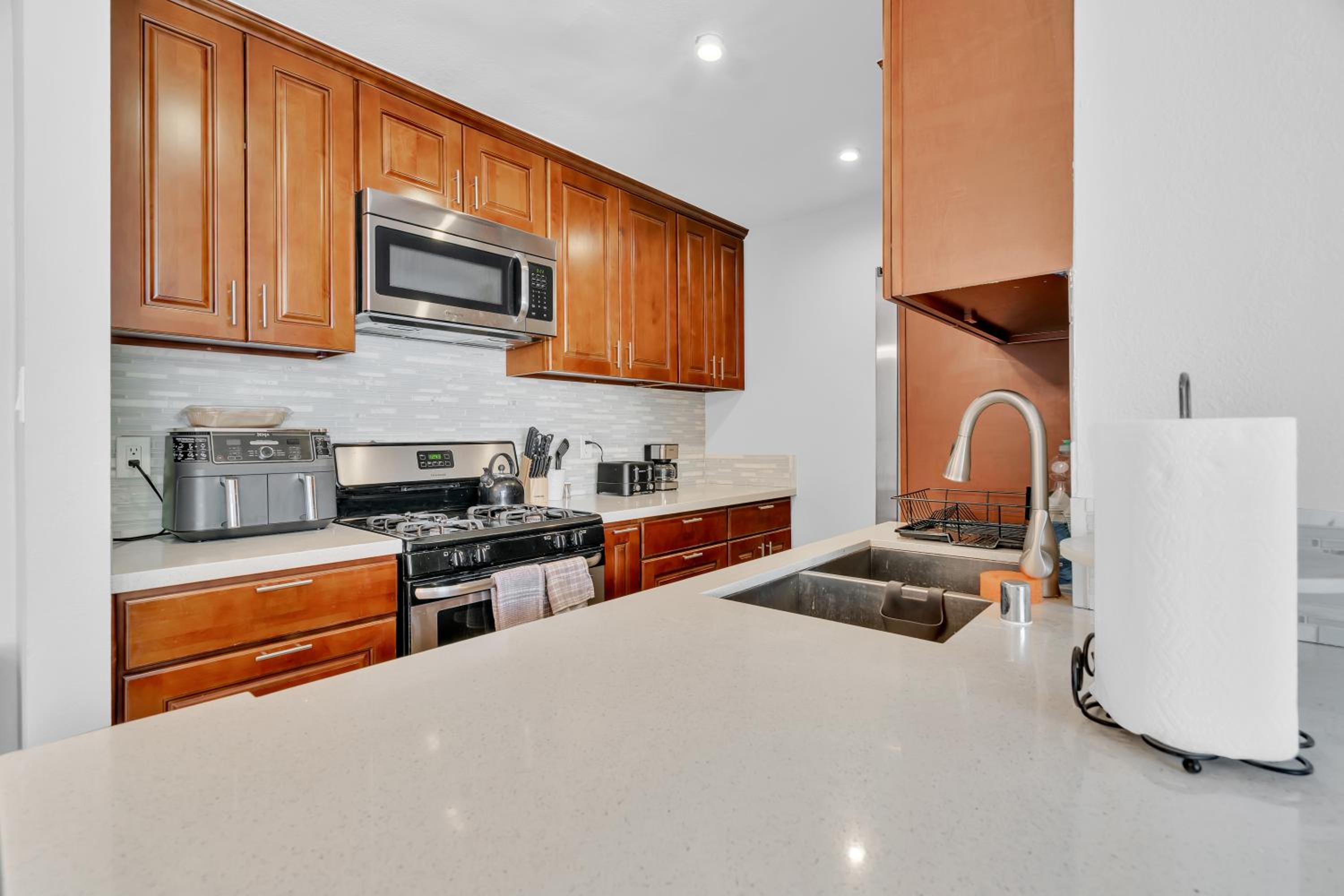 High Ceilings 3BR with Loft-2 Baths Pool & Jacuzzi