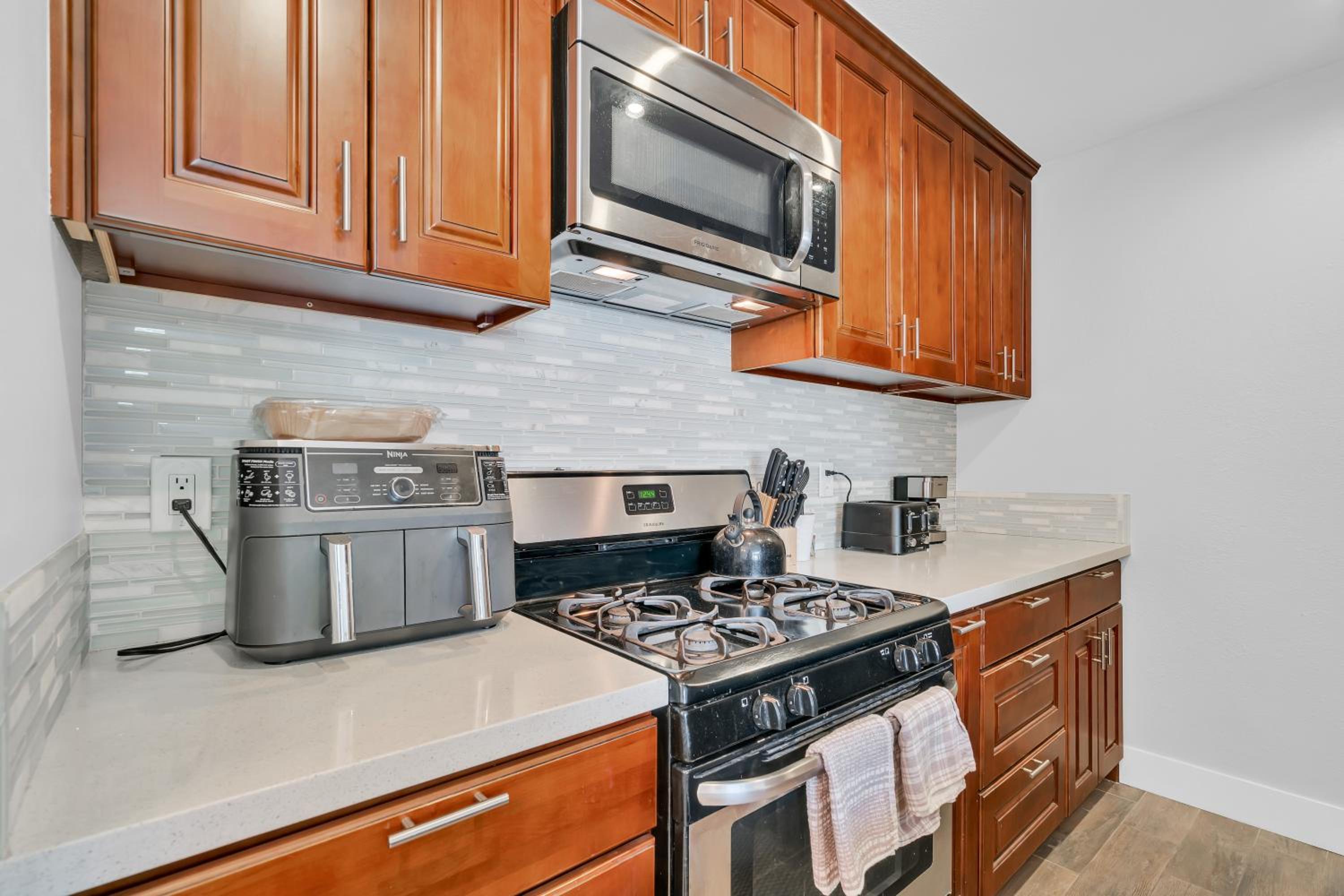 High Ceilings 3BR with Loft-2 Baths Pool & Jacuzzi