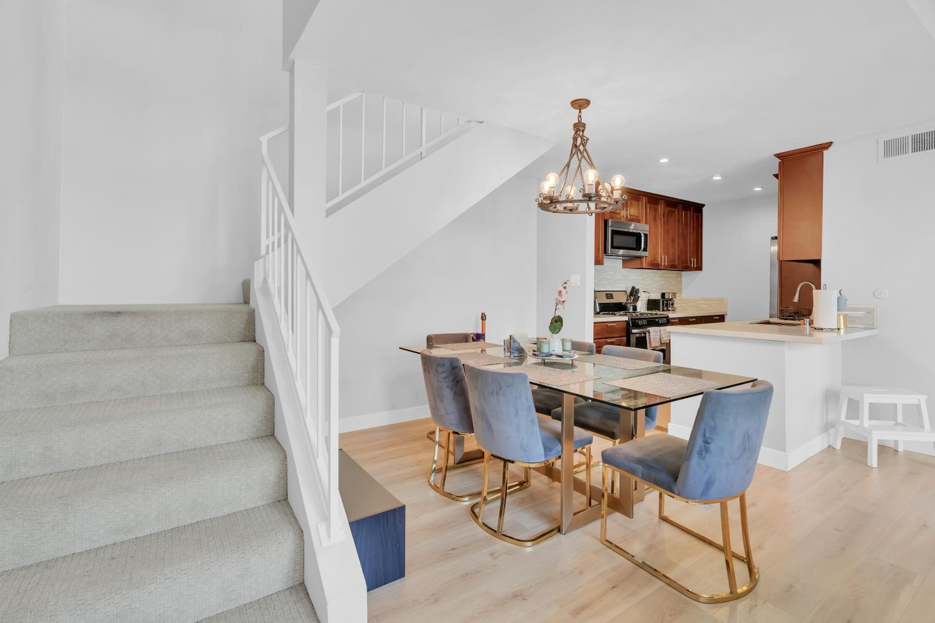 High Ceilings 3BR with Loft-2 Baths Pool & Jacuzzi