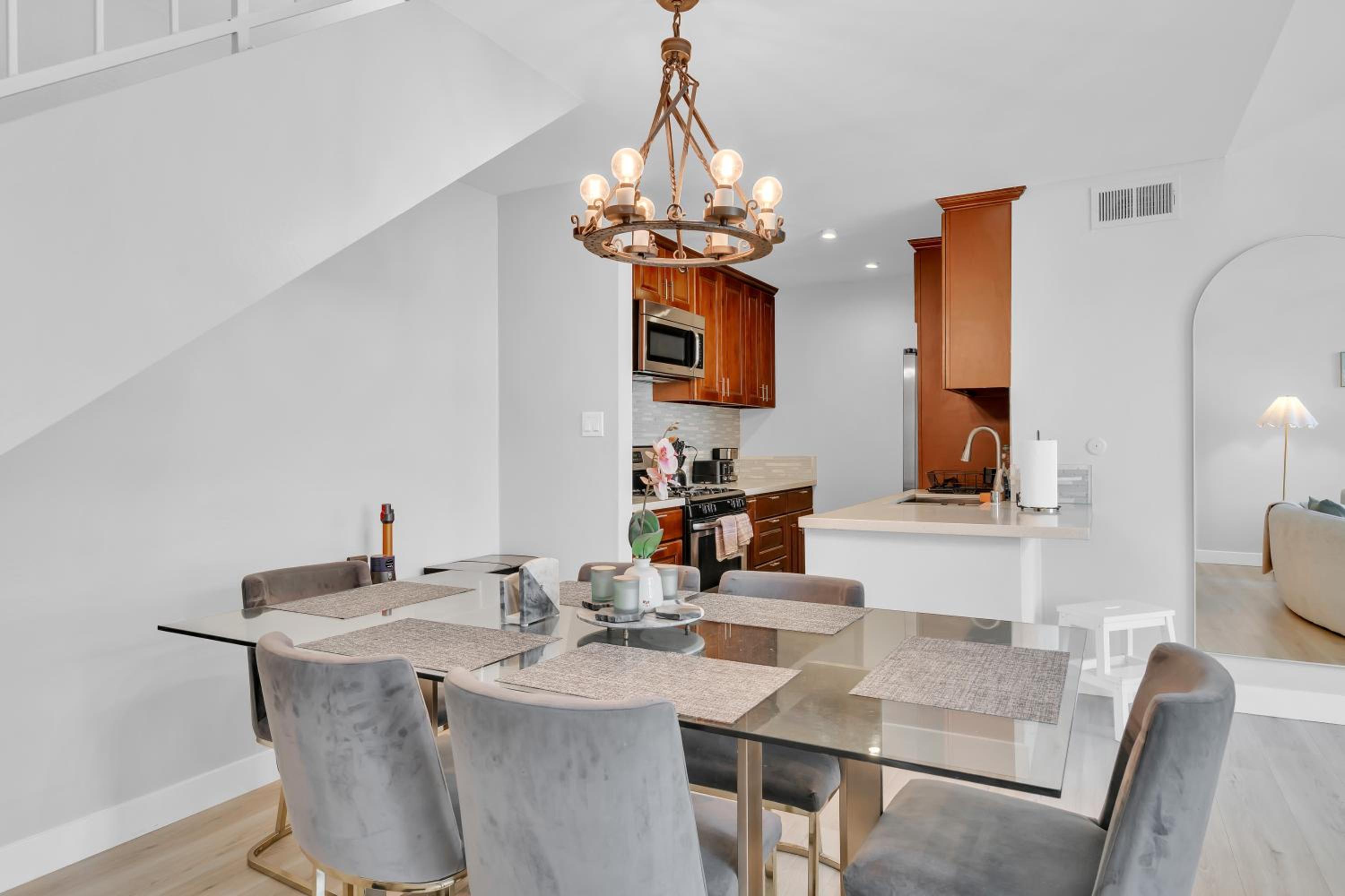 High Ceilings 3BR with Loft-2 Baths Pool & Jacuzzi