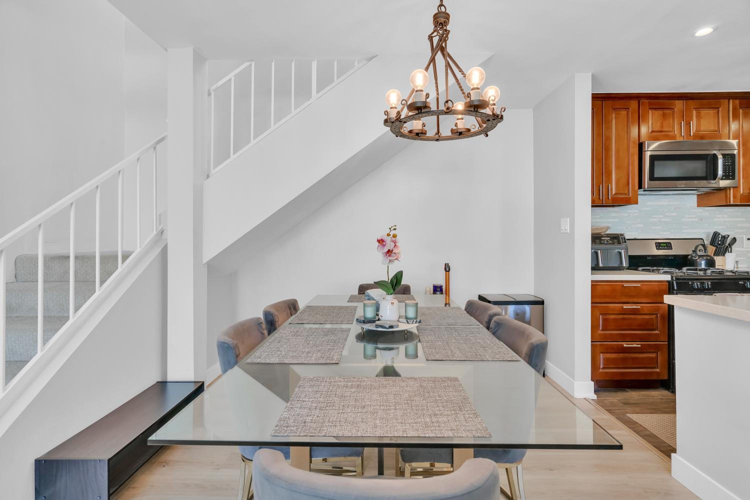 High Ceilings 3BR with Loft-2 Baths Pool & Jacuzzi