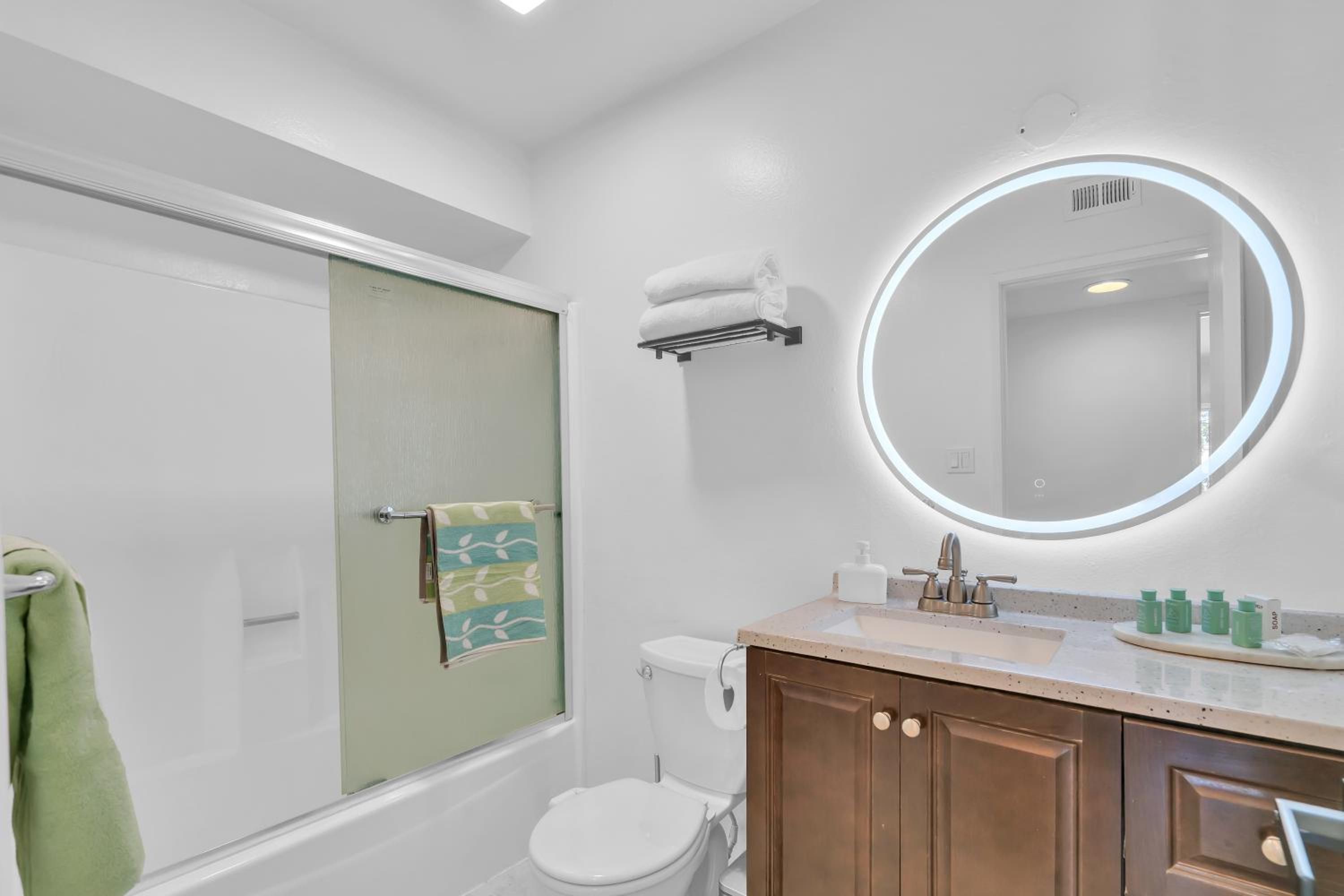 High Ceilings 3BR with Loft-2 Baths Pool & Jacuzzi